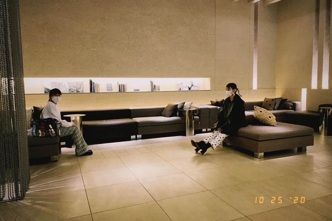 高橋愛さんのインスタグラム写真 - (高橋愛Instagram)「距離感　w ㅤㅤㅤㅤㅤㅤㅤㅤㅤㅤㅤㅤㅤ ㅤㅤㅤㅤㅤㅤㅤㅤㅤㅤㅤㅤㅤ 今日は PARCOさんで お仕事させていただきました❤️ ㅤㅤㅤㅤㅤㅤㅤㅤㅤㅤㅤㅤㅤ 生配信、めちゃくちゃ楽しかったです🥺 見てくださった皆さん！ コメントをくださった皆さん！ ありがとうございました☺️🙏🏻❤️ ㅤㅤㅤㅤㅤㅤㅤㅤㅤㅤㅤㅤㅤ #渋谷PARCO #オンライン商店街 #生配信 #ありがとうございました😊 ㅤㅤㅤㅤㅤㅤㅤㅤㅤㅤㅤㅤㅤ」10月25日 23時34分 - i_am_takahashi