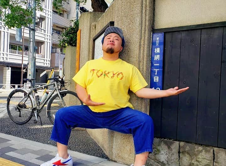 HIPPYのインスタグラム：「大阪→名古屋→静岡→東京 両国にてパシャリ♪地名が素敵w 楽しく旅をさせていただいてます  明日10/26（月）22:00〜 文化放送の［レコメン！］に 1時間30分の生出演の機会をいただきました 各地でのオンエアーありますので Radikoもチェックしてぜひ聴いてください♪  ドキドキしまくりですが すんげー楽しみです  うん！マジでドキドキです照 あなたの参加！メール！が確実に僕の支えになります 全国に鳴らしまくるぞー！  文化放送「レコメン！」（22:00-25:00） ※HIPPYは22:00から生出演！ http://www.joqr.co.jp/reco/」