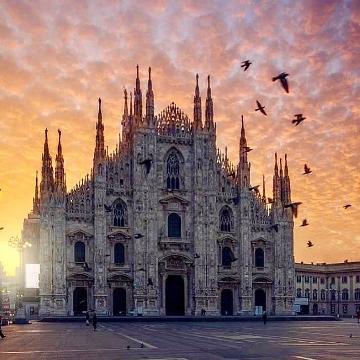 サッチン+バビのインスタグラム：「Piazza Duomo at dawn💕. #instatravel, #milan credit: @dorpel」