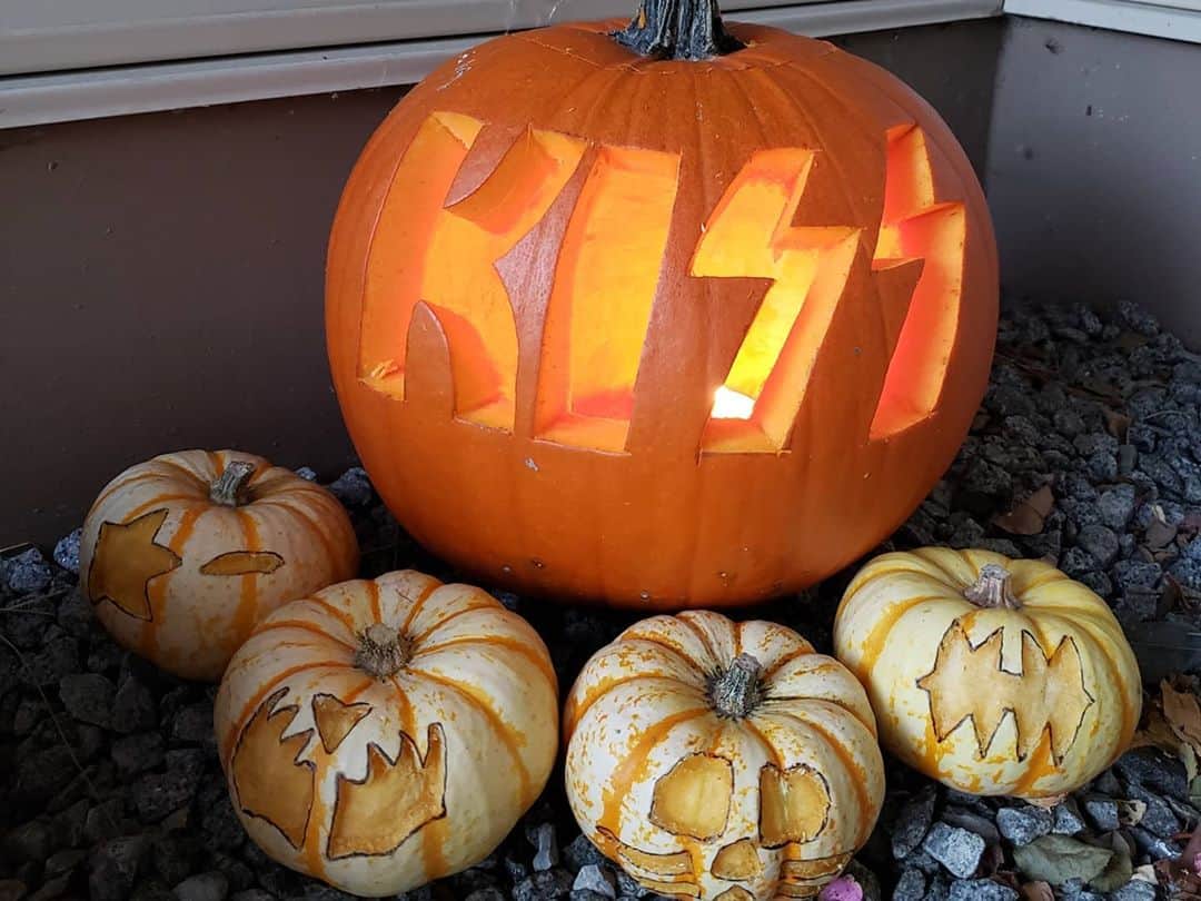 KISSさんのインスタグラム写真 - (KISSInstagram)「Rockin' the #Halloween season with #KISS! Thanks #KISSARMY for sharing your KISS pumpkins with us. Awesome!」10月25日 23時37分 - kissonline