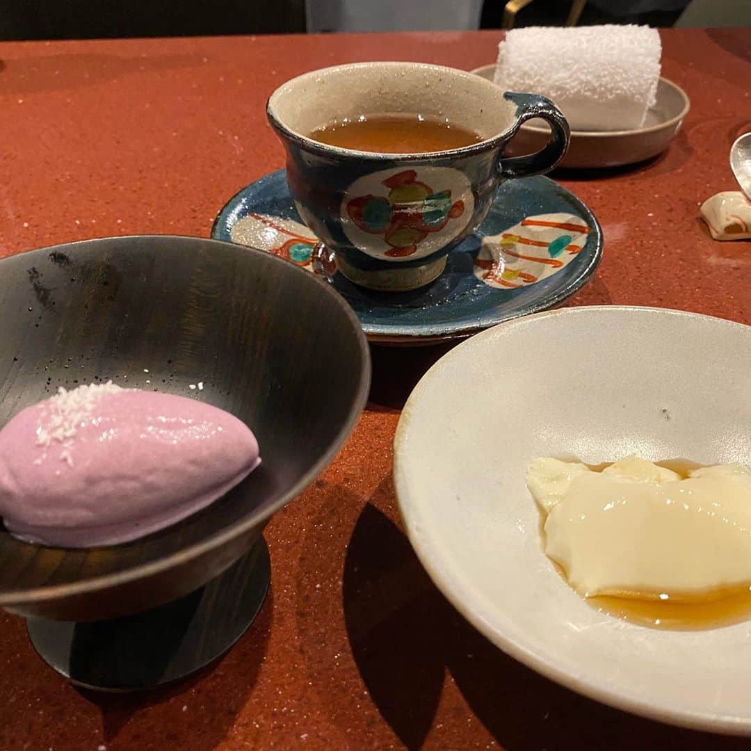 東京外食女さんのインスタグラム写真 - (東京外食女Instagram)「#中華寝台 #渋谷 . . 激推しの中華新店舗🥠 チャイニーズベッドの続きです。 . . 上海蟹の紹興酒漬けの あまりの美味しさに 頭がおかしくなりそうだった夜。 . . 同伴者はこの日フカヒレの姿煮 というものを初めて食べたそう。 . 魚のゼラチン質と 肉系の旨味が素晴らしい フカヒレの煮込みを口にして、 「今私は世界線を超えた」 と！ . . . 誰と食べるかは大事だし 詳しい人と食べるのもいいけれど、 誰かのはじめての瞬間に立ち会うのは 反応が新鮮で楽しいと思った。 . . . わたしは初めてフカヒレの 姿煮を口にした時、 どうだったかな。 . . . デザートから最後の ティーペアリングまで、 薬膳の香り、旨味、効能を 最大限に活かした 身体に嬉しい料理の数々でした。 . . . 何より、20代後半の男性2人が 楽しそうに、 自分の得意なことを 披露しているオープンキッチンは まさに舞台。 . . 美味しさはもちろんのこと、 終始楽しく、 あっという間の2時間半でした。 . . 食べ終わりに、 「色んなところに 　行かれているんですね」 と声をかけていただいたので、 おっと東京外食女と知ってて… . . . と思いきや、 . . 食べ方を見ていると なんとなくそう思いましたと。 . . . まあこれは数行ってるからではなく、 食の師匠に色々と ご指南いただいているからですね。 . . 何件行ってもマナーって 『マナー違反だよ』と 教えること自体が マナー違反だなんて 言われている時代なんだとか…。 . . . わたしが古風なのか、 なんなのかはわからないけれど、 食の学びとして 最近は教えていただけることに より一層有り難みを感じています。 . . . 食は知性。 . . 知性で食べていきたいです。 . . . あまりに良すぎたので 今年また予約をお願いしました！ . . とってもオススメですよ！ . #チャイニーズベッド #渋谷中華 #グルメ #イタリアンベッド #グルメ好きな人と繋がりたい  #食べるの好きな人と繋がりたい  #美味しいもの好きな人と繋がりたい  #gourmet  #chinesefood  #chineserestaurant  #japanrestaurant  #shibuya #東京グルメ #東京外食女 #食べ歩き #中華料理  #ヌーベルシノワ  #tiktokグルメ」10月25日 23時39分 - himeno_0729