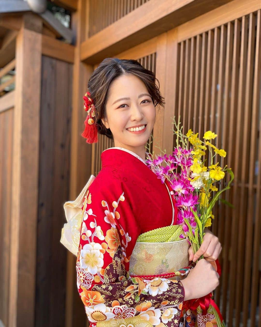 関根真優のインスタグラム：「こんばんは🌝⭐️  昨日は成人式の前撮りをしました〜👘📸 私は赤の振袖を選びました！ 京都という風情ある街で、きっと一生残るであろう成人式の写真撮影ができたということは自分の中でとても大きな財産になりました🧡  #ミスキャンパス同志社女子2020 #ミスキャン#同女#同志社女子大学#成人式#振袖#成人式前撮り#振袖モデル#振袖撮影#着物撮影#着物モデル#成人式撮影#成人式ヘア #成人式髪型 #振袖前撮り #振袖レンタル#着物#前撮り#京都#ポートレート #ポートレート撮影」