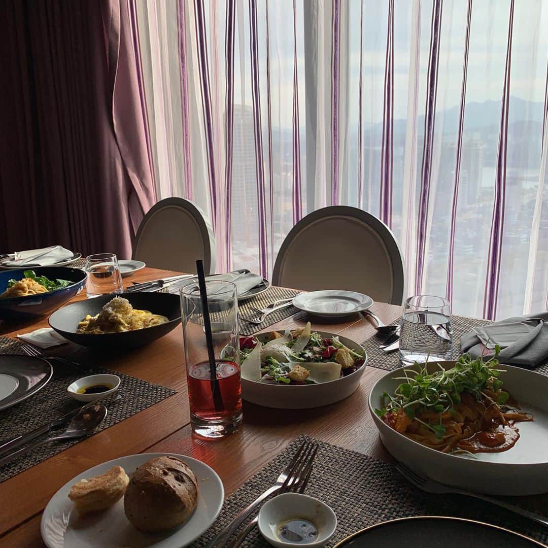 ホ・ヨンジュ のインスタグラム：「싱싱하고 밝은 분위기✨ 좋은 사람들과 좋은 시간🥰」