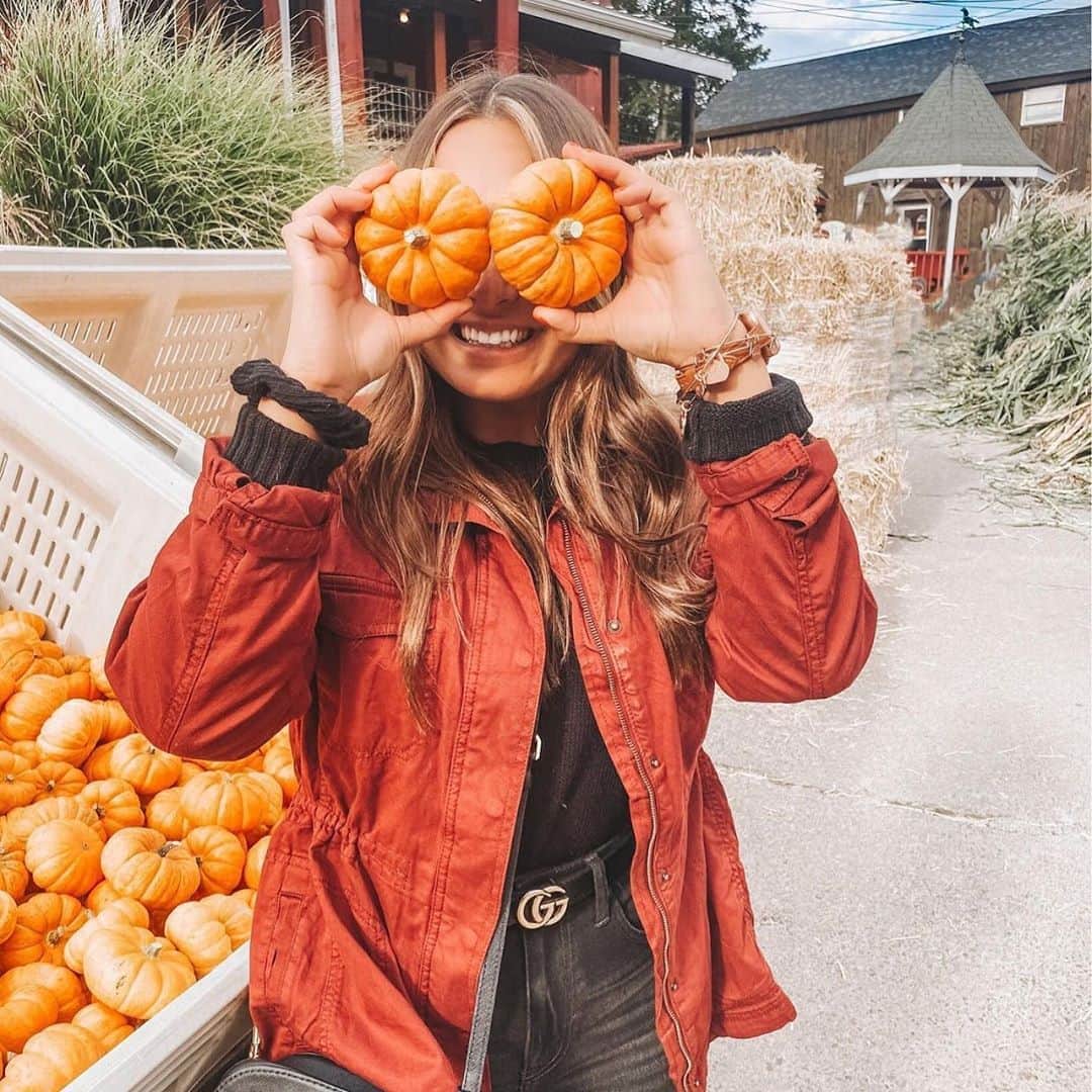 ロック&リパブリックのインスタグラム：「Pumpkin spice and everything nice. 🎃 Find your new favorite fall jacket faster with free store pickup.  📸: @lexrayn #Kohls #KohlsFinds」