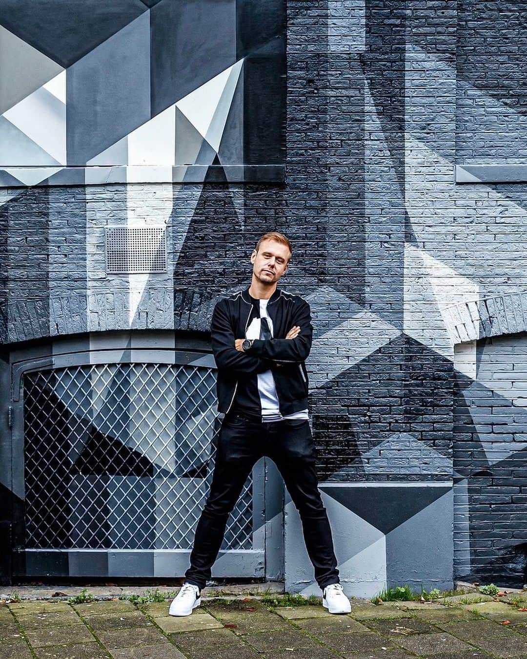 Armin Van Buurenさんのインスタグラム写真 - (Armin Van BuurenInstagram)「Today, it's exactly one year ago that I released my seventh studio album called 'Balance'! I've made some great memories working on these tracks and playing them during my live sets! One year already? Time flies... P.S. the full album is included in my ‘Presents’ playlist. Check it out via the #linkinbio ⚫️⚪️ #balance」10月25日 23時56分 - arminvanbuuren