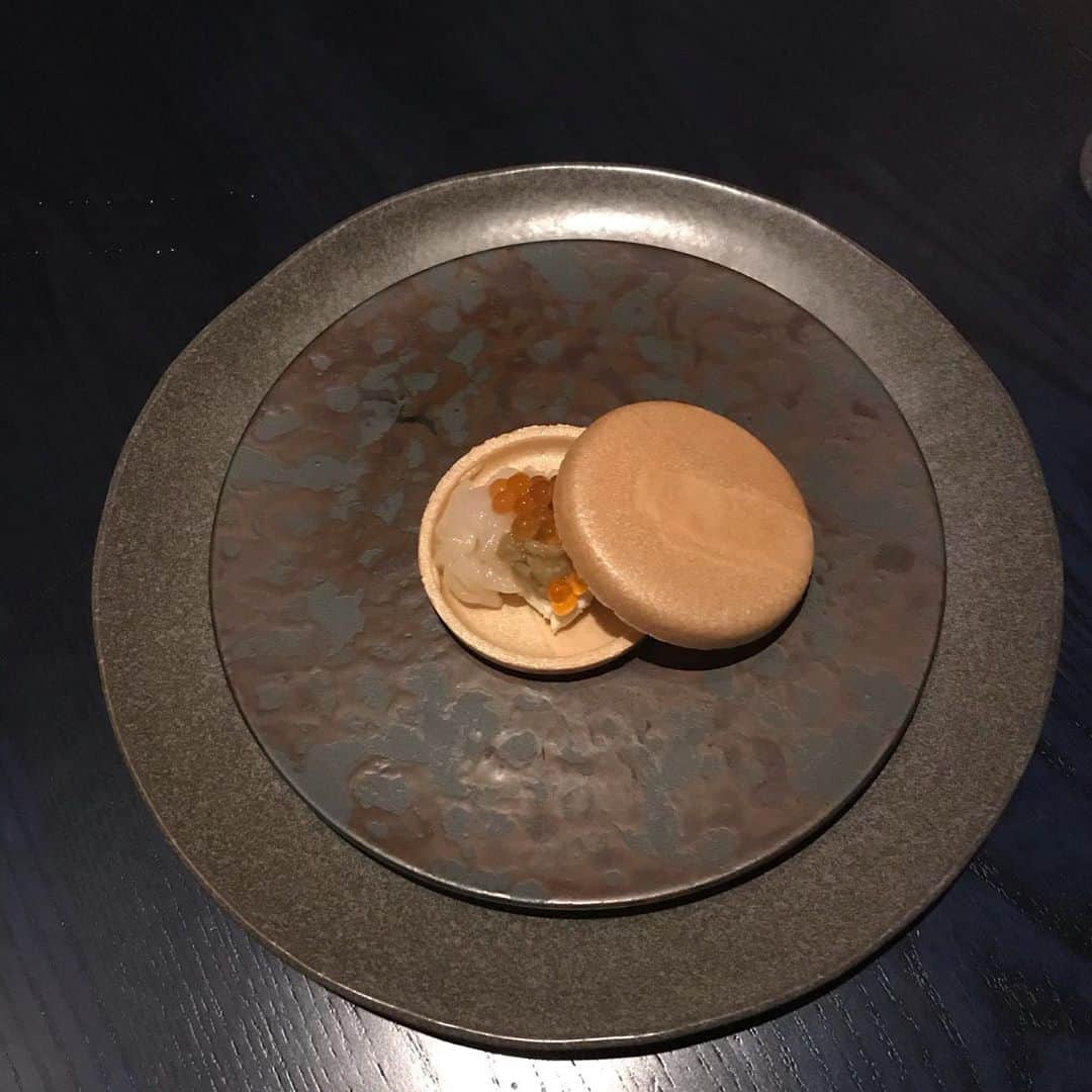 Yun chiさんのインスタグラム写真 - (Yun chiInstagram)「日本の郷土料理×フレンチ「kufuku±暮富食」に行ってきました🍽 . . たまにはじっくりゆっくりのんびりお外でお洒落して食事するのも良いですね。 . 美味しかったのでご飯ばっかり撮ってしまった🤤 内装とか外観とかも撮ればよかったなぁ〜 蔵がワインセラーになってたり中庭があったり、我々は台所？で食事をしました。笑🤣 . 1枚目→iPhone7で一生懸命写真を撮る私。を、撮られてた。 . 2枚目→最中の中にいくらとかホタテとか、美味しいがいっぱい入ってるんだけど、蓋をして手で持って食べていいので食べやすいし美味しかった。 . 3枚目→香住ガニの上に松前漬けがのってるやつ。 山葵ソースのいくらみたいなのがのってるすった里芋と、美味しいソースに絡めて頂きました。 この味なら数の子克服できそう。 . 4枚目→フォアグラ、つみれ、幸せの青い卵(アローカナ)、とうもころしのカリカリサクサクの美味しいやつ。 なんか恐竜のたまごと骨つき肉…ギャートルズみたい！って、最近の子にはわからんか…🦕🦖🍖 ソースしゅっ！！ってなっててフレンチですねぇーってなりました。 . 5枚目→お肉もだけど、ふわふわのきのことカリカリのおいもがおいしかった。 . 写真忘れたっ→拉麺、鴨と焼きあご出汁 フレンチなのに締めがラーメンって最高だね🍜染み渡るお出汁 . 7枚目→ココナッツミルク かぼちゃ、餡、苗目バジル お姉さんがゆっくり説明してくれるしココナッツミルク注ぐところ撮らせてくれて優しかった☺︎ . . このちょこっとずつゆっくりってのが昔は苦手だったんだけれど、楽しめるようになってきた気がするので、おっとなーっ . . ビルがたくさん並ぶ街中に、まさかこんな所があるとわ。 地方に行ったみたいな癒しもあって、お箸で食べれるし🥢堅苦しくない丁度いい感じだった。 . 古民家なので席によってだいぶ雰囲気が違うし、季節でメニューも変わるみたいなのでまた行きたいな🙃😌 . #郷土料理#フレンチ#古民家レストラン#古民家リノベーション #秋葉原#秋葉原グルメ#末広町#末広町グルメ#癒しの時間#japanesefood#french#lifeisfantastic#アローカナ#青い卵#フォアグラ#トリュフ#iPhone7カメラの画質限界#美味しいご飯屋さん」10月26日 0時08分 - _yun_chi_