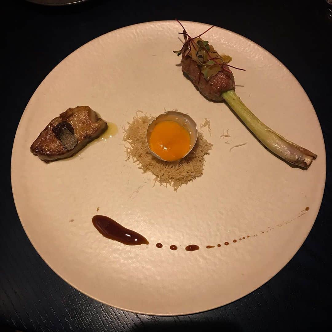 Yun chiさんのインスタグラム写真 - (Yun chiInstagram)「日本の郷土料理×フレンチ「kufuku±暮富食」に行ってきました🍽 . . たまにはじっくりゆっくりのんびりお外でお洒落して食事するのも良いですね。 . 美味しかったのでご飯ばっかり撮ってしまった🤤 内装とか外観とかも撮ればよかったなぁ〜 蔵がワインセラーになってたり中庭があったり、我々は台所？で食事をしました。笑🤣 . 1枚目→iPhone7で一生懸命写真を撮る私。を、撮られてた。 . 2枚目→最中の中にいくらとかホタテとか、美味しいがいっぱい入ってるんだけど、蓋をして手で持って食べていいので食べやすいし美味しかった。 . 3枚目→香住ガニの上に松前漬けがのってるやつ。 山葵ソースのいくらみたいなのがのってるすった里芋と、美味しいソースに絡めて頂きました。 この味なら数の子克服できそう。 . 4枚目→フォアグラ、つみれ、幸せの青い卵(アローカナ)、とうもころしのカリカリサクサクの美味しいやつ。 なんか恐竜のたまごと骨つき肉…ギャートルズみたい！って、最近の子にはわからんか…🦕🦖🍖 ソースしゅっ！！ってなっててフレンチですねぇーってなりました。 . 5枚目→お肉もだけど、ふわふわのきのことカリカリのおいもがおいしかった。 . 写真忘れたっ→拉麺、鴨と焼きあご出汁 フレンチなのに締めがラーメンって最高だね🍜染み渡るお出汁 . 7枚目→ココナッツミルク かぼちゃ、餡、苗目バジル お姉さんがゆっくり説明してくれるしココナッツミルク注ぐところ撮らせてくれて優しかった☺︎ . . このちょこっとずつゆっくりってのが昔は苦手だったんだけれど、楽しめるようになってきた気がするので、おっとなーっ . . ビルがたくさん並ぶ街中に、まさかこんな所があるとわ。 地方に行ったみたいな癒しもあって、お箸で食べれるし🥢堅苦しくない丁度いい感じだった。 . 古民家なので席によってだいぶ雰囲気が違うし、季節でメニューも変わるみたいなのでまた行きたいな🙃😌 . #郷土料理#フレンチ#古民家レストラン#古民家リノベーション #秋葉原#秋葉原グルメ#末広町#末広町グルメ#癒しの時間#japanesefood#french#lifeisfantastic#アローカナ#青い卵#フォアグラ#トリュフ#iPhone7カメラの画質限界#美味しいご飯屋さん」10月26日 0時08分 - _yun_chi_