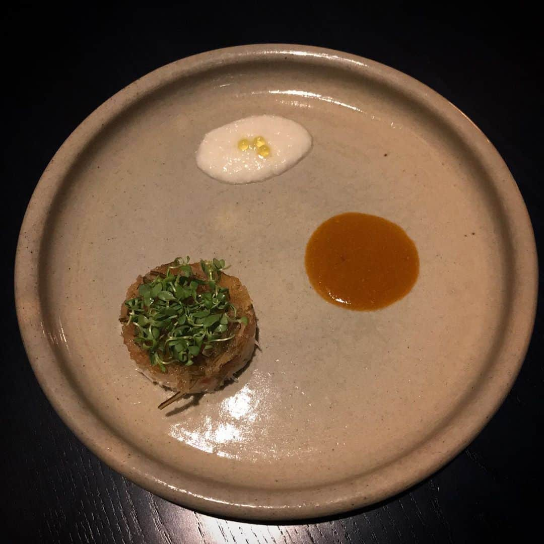 Yun chiさんのインスタグラム写真 - (Yun chiInstagram)「日本の郷土料理×フレンチ「kufuku±暮富食」に行ってきました🍽 . . たまにはじっくりゆっくりのんびりお外でお洒落して食事するのも良いですね。 . 美味しかったのでご飯ばっかり撮ってしまった🤤 内装とか外観とかも撮ればよかったなぁ〜 蔵がワインセラーになってたり中庭があったり、我々は台所？で食事をしました。笑🤣 . 1枚目→iPhone7で一生懸命写真を撮る私。を、撮られてた。 . 2枚目→最中の中にいくらとかホタテとか、美味しいがいっぱい入ってるんだけど、蓋をして手で持って食べていいので食べやすいし美味しかった。 . 3枚目→香住ガニの上に松前漬けがのってるやつ。 山葵ソースのいくらみたいなのがのってるすった里芋と、美味しいソースに絡めて頂きました。 この味なら数の子克服できそう。 . 4枚目→フォアグラ、つみれ、幸せの青い卵(アローカナ)、とうもころしのカリカリサクサクの美味しいやつ。 なんか恐竜のたまごと骨つき肉…ギャートルズみたい！って、最近の子にはわからんか…🦕🦖🍖 ソースしゅっ！！ってなっててフレンチですねぇーってなりました。 . 5枚目→お肉もだけど、ふわふわのきのことカリカリのおいもがおいしかった。 . 写真忘れたっ→拉麺、鴨と焼きあご出汁 フレンチなのに締めがラーメンって最高だね🍜染み渡るお出汁 . 7枚目→ココナッツミルク かぼちゃ、餡、苗目バジル お姉さんがゆっくり説明してくれるしココナッツミルク注ぐところ撮らせてくれて優しかった☺︎ . . このちょこっとずつゆっくりってのが昔は苦手だったんだけれど、楽しめるようになってきた気がするので、おっとなーっ . . ビルがたくさん並ぶ街中に、まさかこんな所があるとわ。 地方に行ったみたいな癒しもあって、お箸で食べれるし🥢堅苦しくない丁度いい感じだった。 . 古民家なので席によってだいぶ雰囲気が違うし、季節でメニューも変わるみたいなのでまた行きたいな🙃😌 . #郷土料理#フレンチ#古民家レストラン#古民家リノベーション #秋葉原#秋葉原グルメ#末広町#末広町グルメ#癒しの時間#japanesefood#french#lifeisfantastic#アローカナ#青い卵#フォアグラ#トリュフ#iPhone7カメラの画質限界#美味しいご飯屋さん」10月26日 0時08分 - _yun_chi_