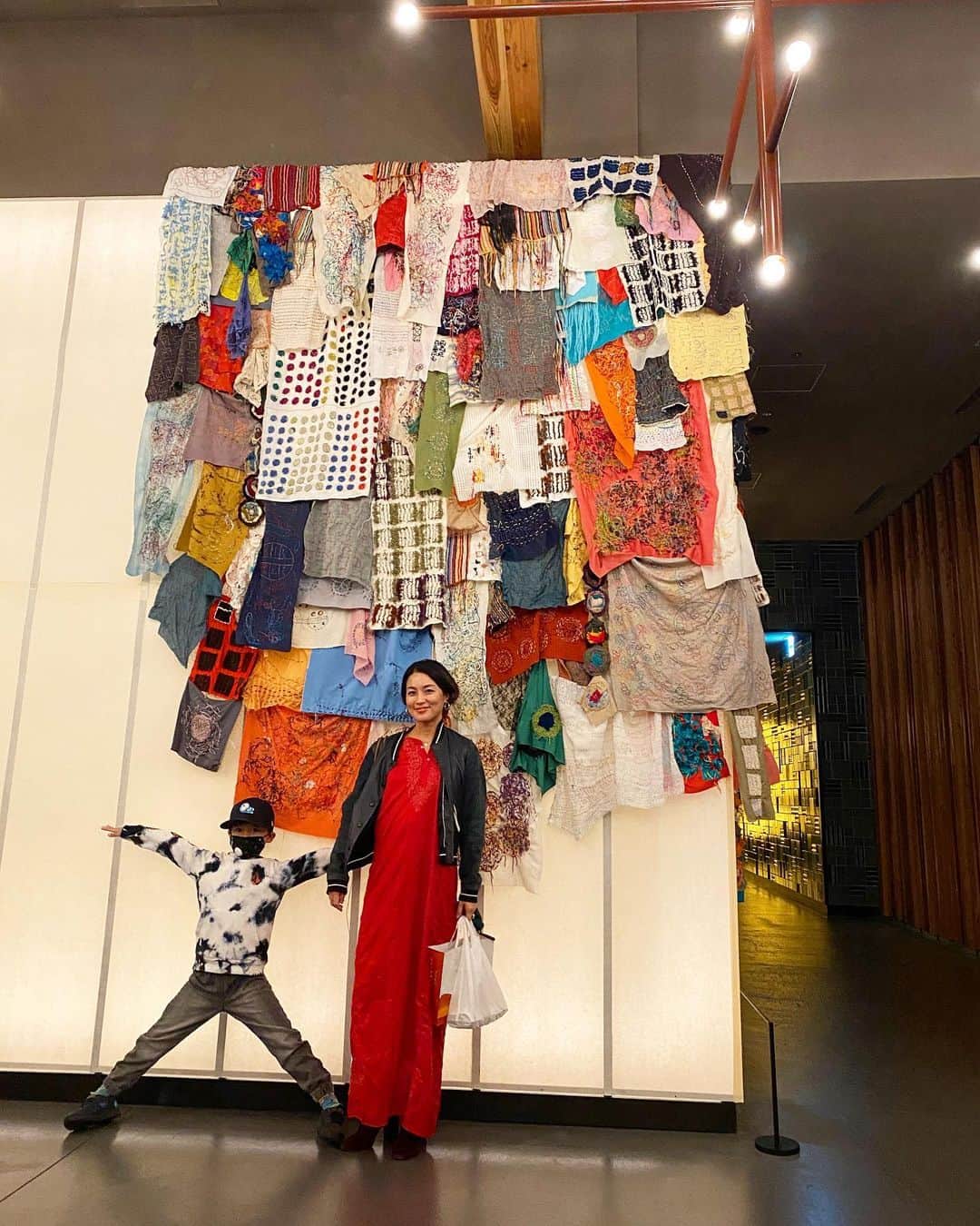 桃生亜希子のインスタグラム：「新しくオープンした京都のACE  HOTEL  @acehotelkyoto へ、夜ご飯を食べに行って来たよ。 　碁盤の目になっている京都。 　NYのACE HOTELを思い出し懐かしかったな。 　木材を使用した建築も素晴らしい。 　お洒落で流れている音楽も好きだった。 　メキシカンも美味しい！ 　京都は粋で、やっぱりいいな。✨ 　Will @japanizzle にも久しぶりに会えて　うれしかった。🤙🏽🌞  #piopiko #acehotelkyoto #kengokuma #隈研吾 #mexicanfood #kyoto #京都 #dinner #travel」
