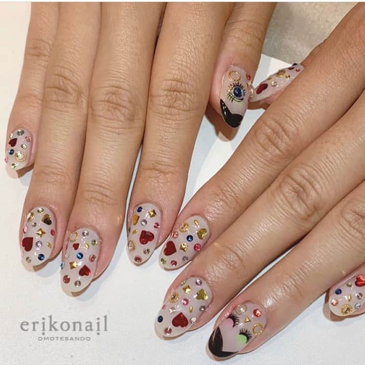 黒崎えり子さんのインスタグラム写真 - (黒崎えり子Instagram)「OMOTESANDO 小田切怜美 #happynails ❤️ #repost @erikonail_omotesando ・・・ サロンのサンプルと参考画像を組み合わせました😌❤️  OMOTESANDO  小田切  erikonail  OMOTESANDO ・ *･゜ﾟ･*:.｡..｡.:*･*:.｡. .｡.:*･゜ﾟ･* 月・水・木　11:00〜21:00 火・金　　　11:00〜20:00 土日祝　　　10:00〜19:00 ご新規様20%オフ✨ 表参道駅から徒歩1分 全席7席ソファ席でゆったりとお過ごしいただけます♡ 個室もございます 皆様のご来店お待ちしております♡ *･゜ﾟ･*:.｡..｡.:*･*:.｡. .｡.:*･゜ﾟ･* ・ ・ #erikonail  #エリコネイル #エリコネイル表参道 #erikonail小田切怜美 #ネイル#ネイルアート  #手書きネイル  #キラキラネイル #ストーンネイル #ハートネイル #nail#nails#nailart #naildesign#gelnail#gel #morecouture #モアクチュール #네일#젤네일#美甲師#美甲 #シンプルネイル #ネイルケア #jna認定ネイルサロン #表参道ネイルサロン」10月26日 0時02分 - erikonail