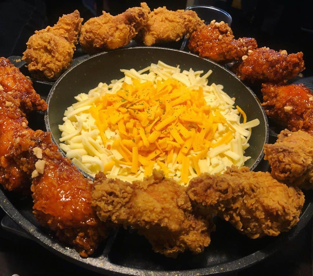 のインスタグラム：「今日は、家族で新大久保で韓国焼肉〜♪  焼肉食べに行ったのにチキンしか写真撮ってなかった…笑」