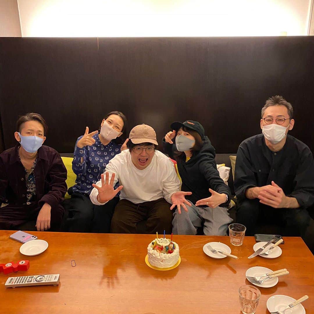 関取花のインスタグラム：「本日もプリプロでした。最近の私はがっつりアルバム制作期間に突入してます。レコーディングをするたびに、あらためてたくさんの人に支えられていることを実感します。 今日は谷ぴょんが10／23お誕生日だったのでお祝いもしたよ🎂言っても言っても言い足りないけど、本当にいつもありがぴょんです！！」