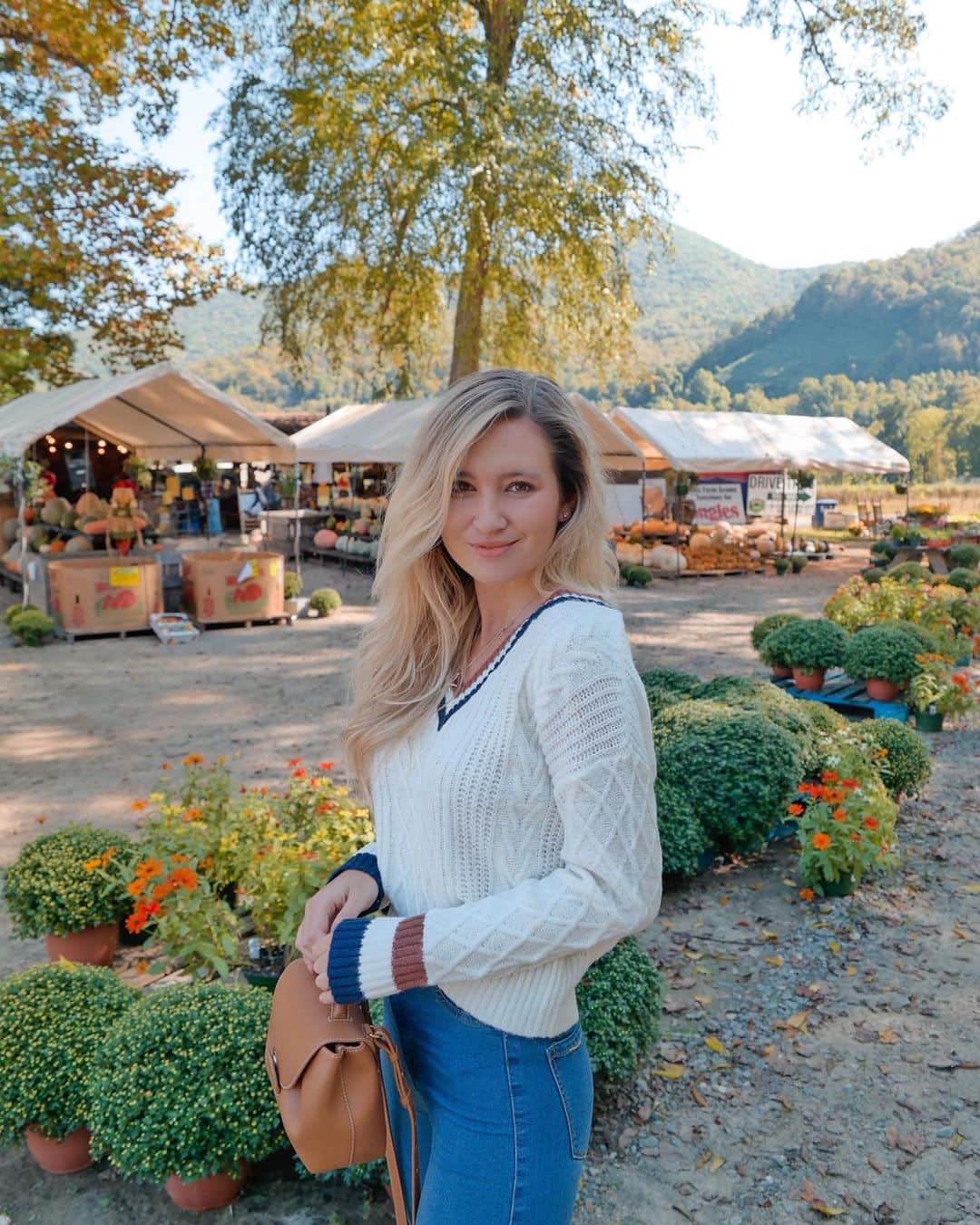 サシャ・カリスのインスタグラム：「Off to do some pumpkin picking 🎃 Tag your favorite fall farm! 🧡🍁」