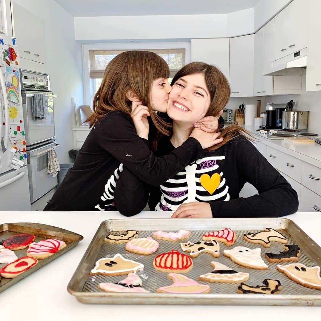 Ilana Wilesさんのインスタグラム写真 - (Ilana WilesInstagram)「Tis the season to dress up in matching skeleton shirts and make spooky cookies. I think ours look very Nightmare Before Christmas. Baking show video coming soon! 🎃🦇👻」10月26日 0時19分 - mommyshorts