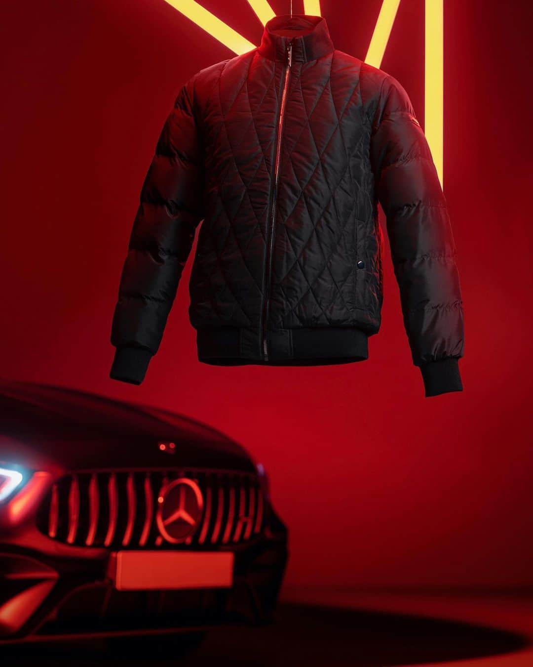 メルセデス・ベンツさんのインスタグラム写真 - (メルセデス・ベンツInstagram)「Sporty, chic and high-quality like a Mercedes-AMG. The @mercedesamg men’s quilted jacket offers reliable protection in wind and weather with a slim fit and fashionable accents. Get it now!   #MercedesAMG #DrivingPerformance #jacket」10月26日 0時34分 - mercedesbenz