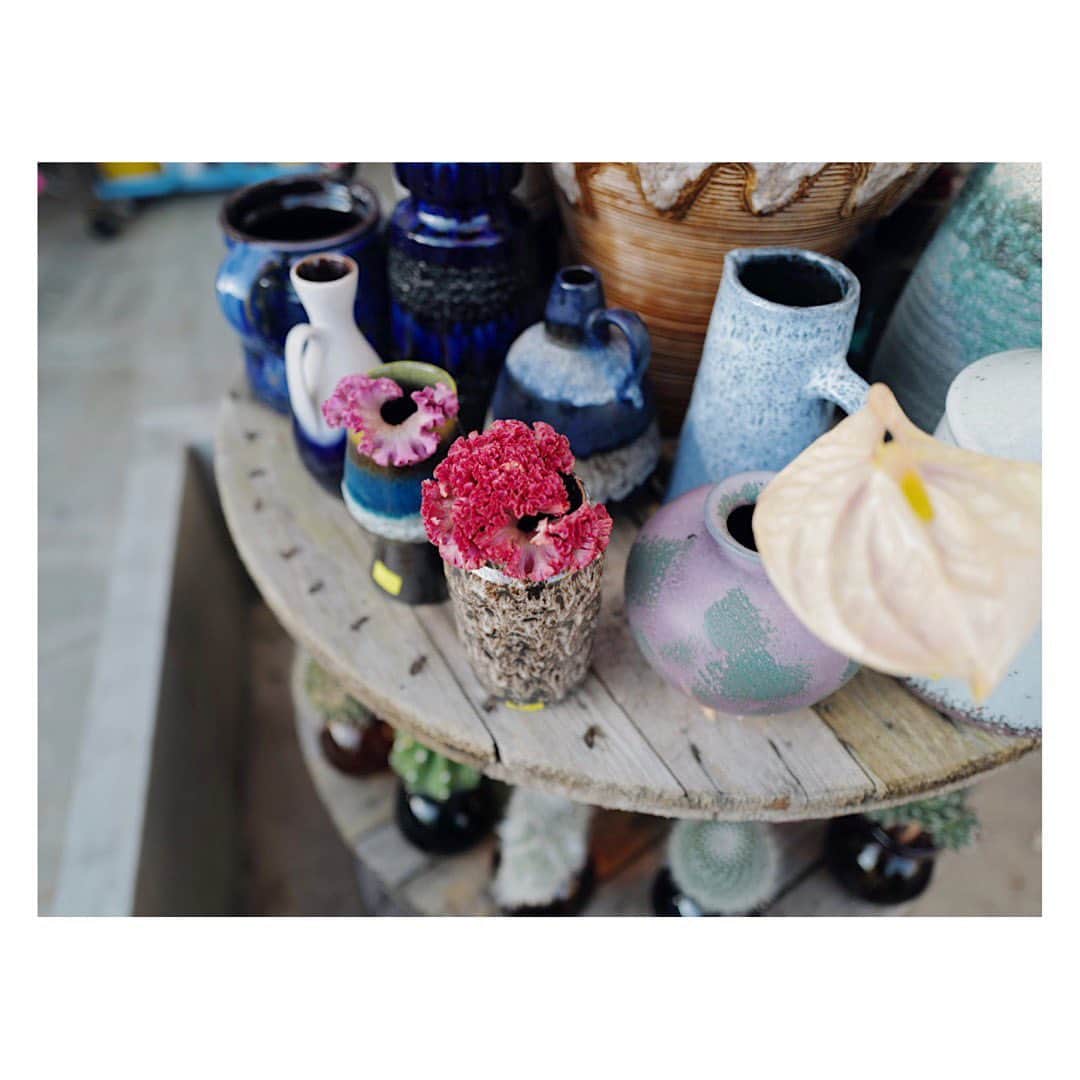 土井地恵理子さんのインスタグラム写真 - (土井地恵理子Instagram)「花瓶とお花の組み合わせによって 部屋の空気ががらっと変わる。 だから楽しい◡̈❤︎  @share_green_minamiaoyama の中にある @allgoodflowers  いつもセレクトしてるお花の 鮮やかなカラーリングが気分が上がる✨ 枝ものも豊富で 大好きなお花屋さんです💐  #flowerbase #花瓶 #花#sharegreenminamiaoyama #allgoodflowers #お花のある暮らし #flower #lifestyle #ライフスタイル」10月26日 0時29分 - ericodoiji