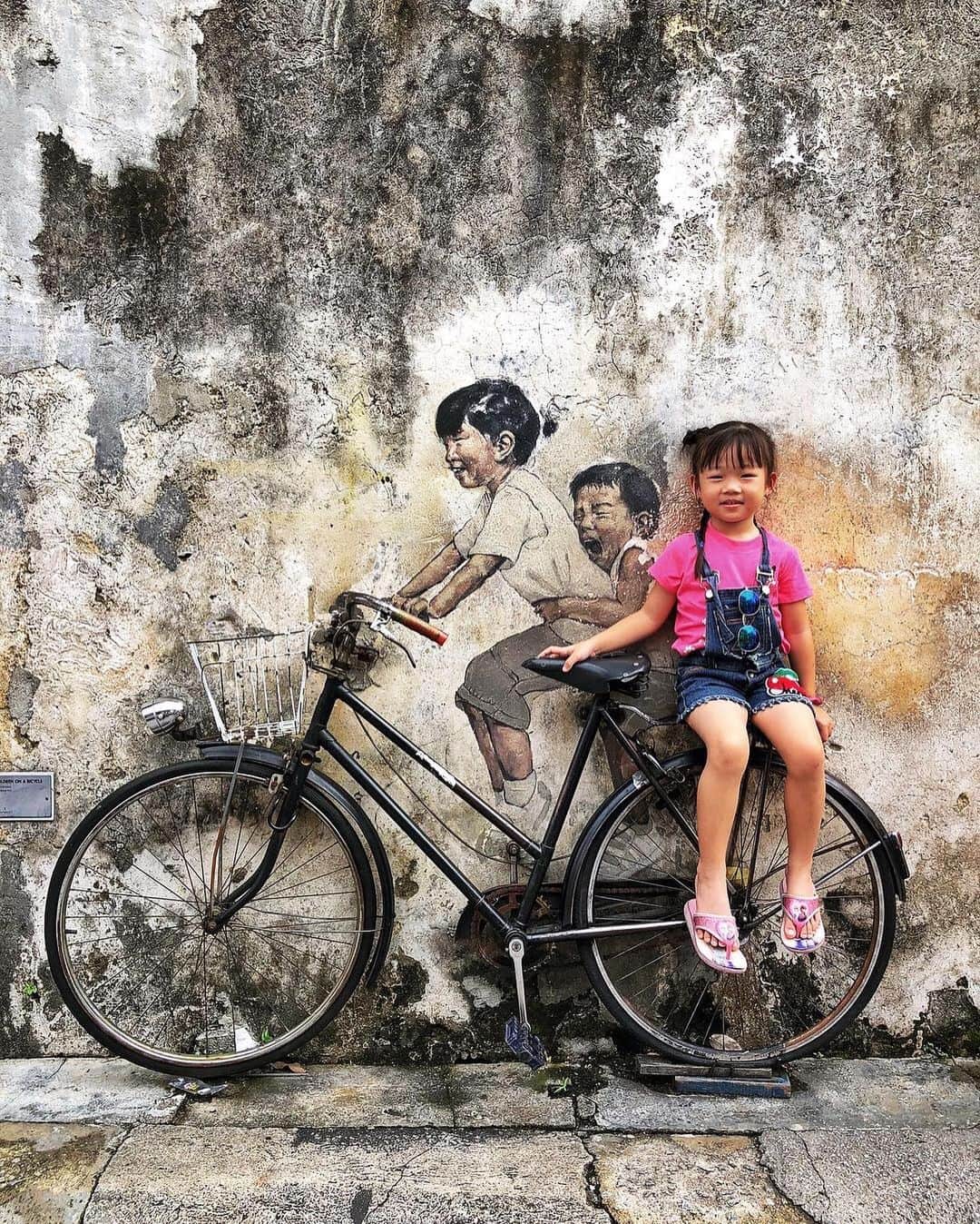 Mustafa Sevenさんのインスタグラム写真 - (Mustafa SevenInstagram)「#Malezya nın #Penang Eyaletinin başkenti #GeorgeTown sokakları Brezilya ile yarışabilecek duvar resimleri ile dolu. Her köşede başka bir sürpriz ile karşılaşıyorsunuz. Heyecan verici. Her resmin önünde turistler birbirleriyle yarışıyor fotograf çekmek için. Pazar gününüze bir güzellik katmak için küçük bir seçki. Buyrun efendim :) #malesia #Penang #StoryOfEarth」10月26日 0時30分 - mustafaseven