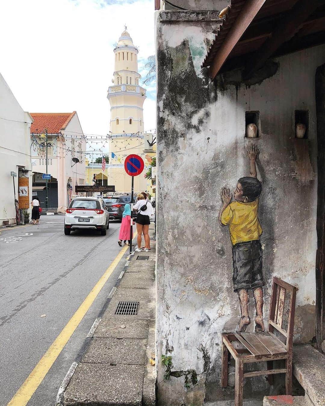Mustafa Sevenさんのインスタグラム写真 - (Mustafa SevenInstagram)「#Malezya nın #Penang Eyaletinin başkenti #GeorgeTown sokakları Brezilya ile yarışabilecek duvar resimleri ile dolu. Her köşede başka bir sürpriz ile karşılaşıyorsunuz. Heyecan verici. Her resmin önünde turistler birbirleriyle yarışıyor fotograf çekmek için. Pazar gününüze bir güzellik katmak için küçük bir seçki. Buyrun efendim :) #malesia #Penang #StoryOfEarth」10月26日 0時30分 - mustafaseven