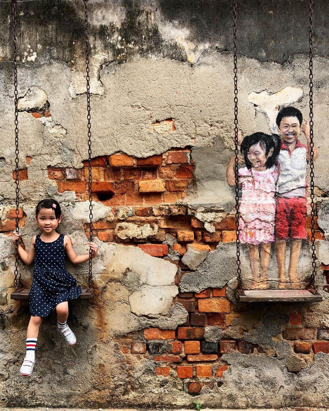 Mustafa Sevenのインスタグラム：「#Malezya nın #Penang Eyaletinin başkenti #GeorgeTown sokakları Brezilya ile yarışabilecek duvar resimleri ile dolu. Her köşede başka bir sürpriz ile karşılaşıyorsunuz. Heyecan verici. Her resmin önünde turistler birbirleriyle yarışıyor fotograf çekmek için. Pazar gününüze bir güzellik katmak için küçük bir seçki. Buyrun efendim :) #malesia #Penang #StoryOfEarth」