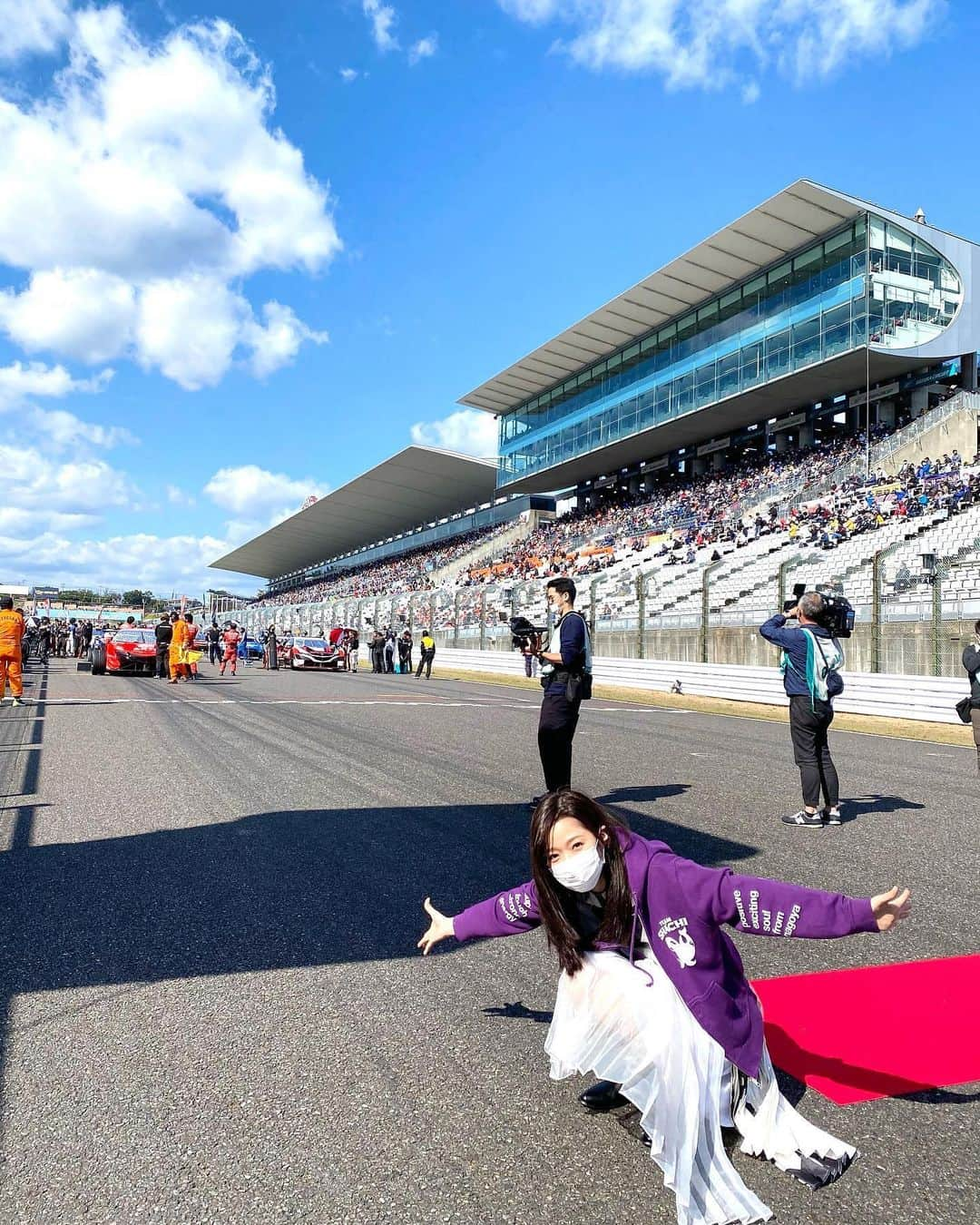 大黒柚姫さんのインスタグラム写真 - (大黒柚姫Instagram)「＊ #鈴鹿サーキット でSUPER GT🏎✨ レース前の国歌斉唱をさせていただきました。 温かい応援、拍手など本当にありがとうございました！！ さらに！ HOT LAPSにてNSXにも乗車させて頂きました😢！！！ スピードの速さやカーブのテクニックなど全てに感動しました。 インタビューでも選手の方に細かい工夫までたくさん教えて頂いて とっても楽しんで前のめりでレースを楽しむこともできました！！！ スタートの時の迫力に感動で少し涙が出ました😢 本当に貴重な経験をさせて頂きありがとうございました！！！ #supergt  #fujimakigroup鈴鹿gt300km」10月26日 0時30分 - yuzuki_oguro_official