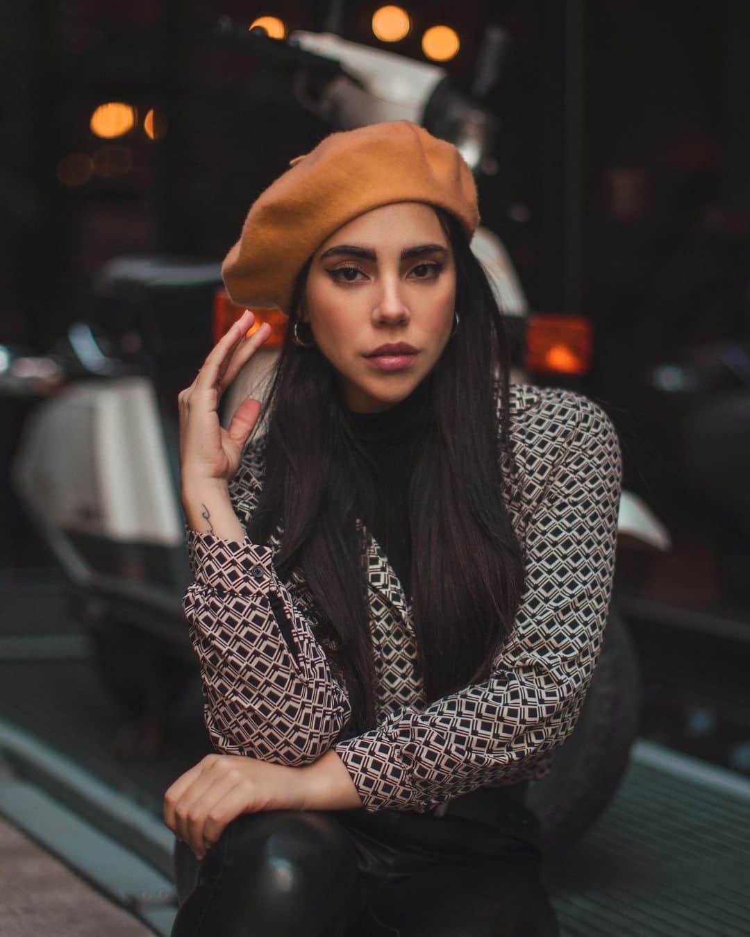のインスタグラム：「El mejor momento para un comienzo nuevo es ahora! ➵ Ya voy 7 meses en Canadá de los cuales he estado casi 4 en Montreal. Jamás pensé comenzar una nueva aventura aquí pero me siento muy agradecida por todas las cosas maravillosas que la vida me ha ofrecido, sobretodo después de vivir una etapa tan brutal en mi vida. Me preguntan mucho por qué no viajo a otros países y es porque encontré un lugar que me da paz y me está ayudando a sanar. Extraño mucho viajar a lugares increíbles y he tenido muchas propuestas para visitar nuevos destinos, pero creo que este capítulo de mi vida que me toca vivir ahora se trata de tener estabilidad, enfocarme en el amor propio y de curar heridas para poder ser más fuerte y seguir haciendo lo que tanto me gusta. No estoy creando tanto contenido como me gustaría pero no saben lo feliz que me hace enfocarme en mí misma, cada día me siento más yo ❤️ ➵ Shot by @david_maman」