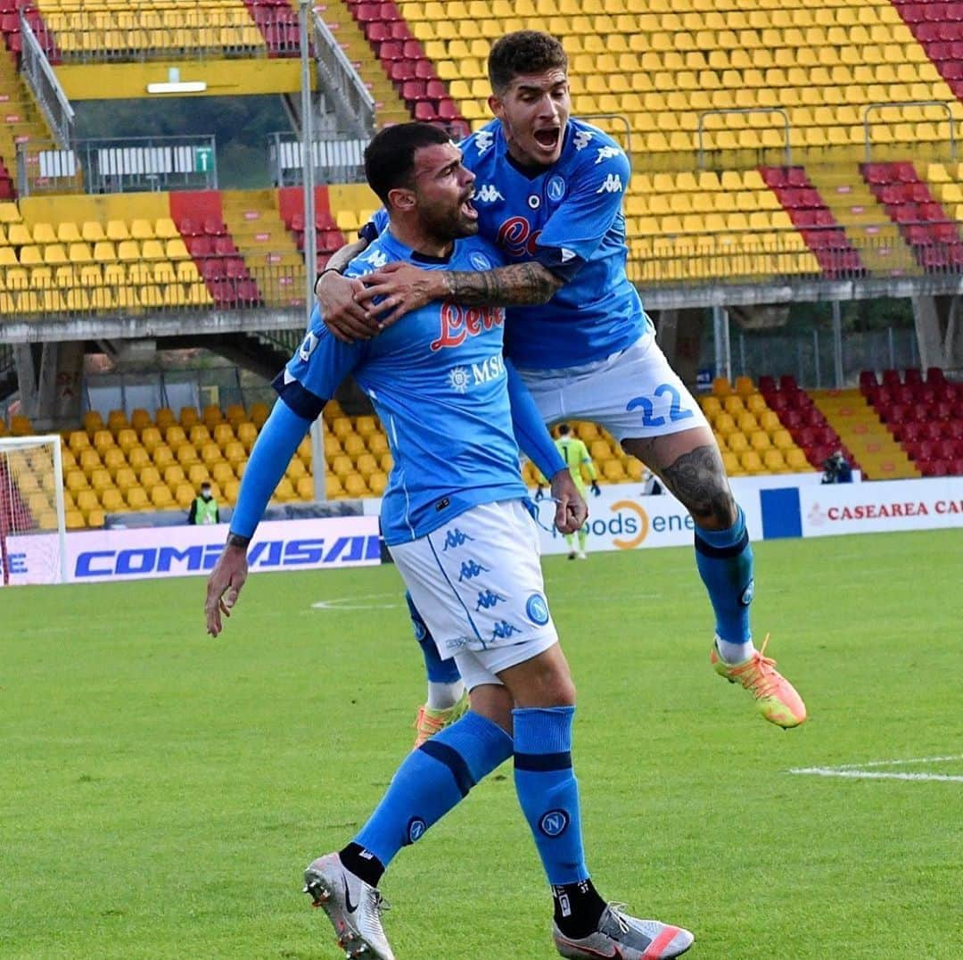 SSCナポリさんのインスタグラム写真 - (SSCナポリInstagram)「GOOOOOOL! 😍 Petagna ci porta in vantaggio con il suo primo gol in maglia azzurra! 💪 ⚽️ #BeneventoNapoli 1-2  💙 #ForzaNapoliSempre」10月26日 0時41分 - officialsscnapoli