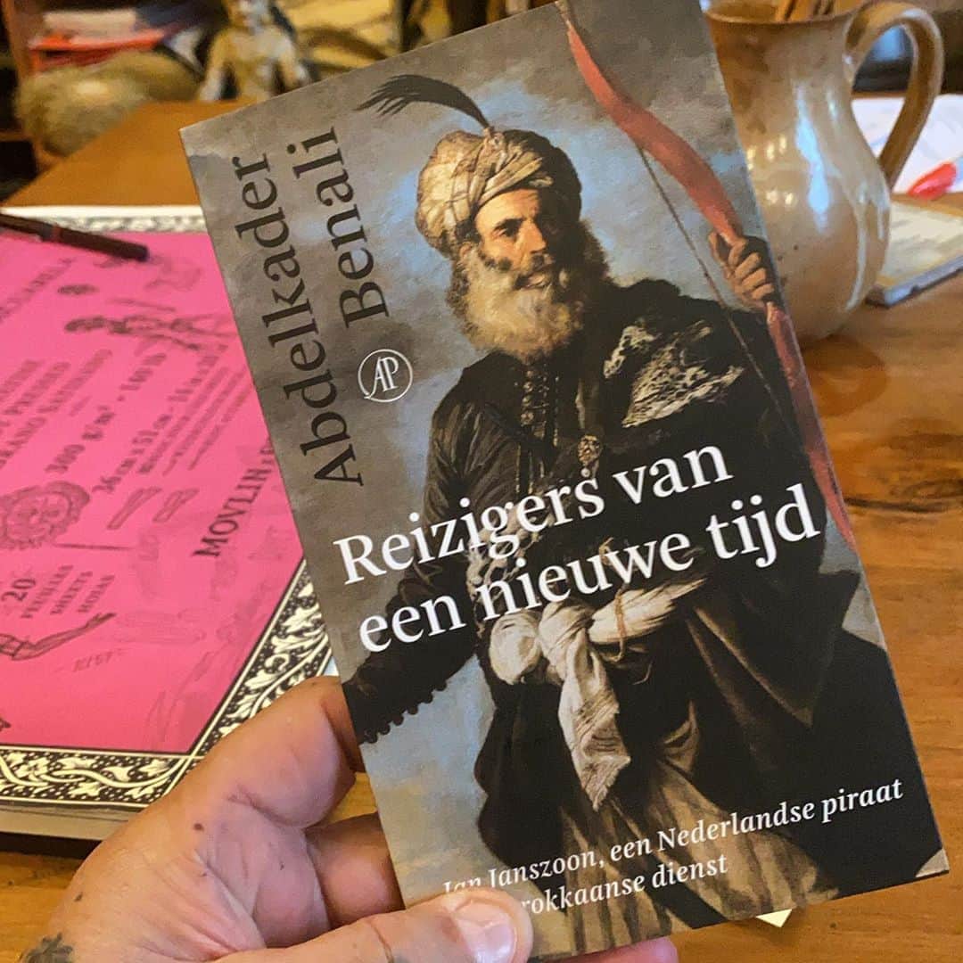 アムステルダム・タトゥー・ミュージアムのインスタグラム：「Absolute aanrader#abdelkaderbenali #arbeiderspers# #reizigersvaneennieuwetijd」