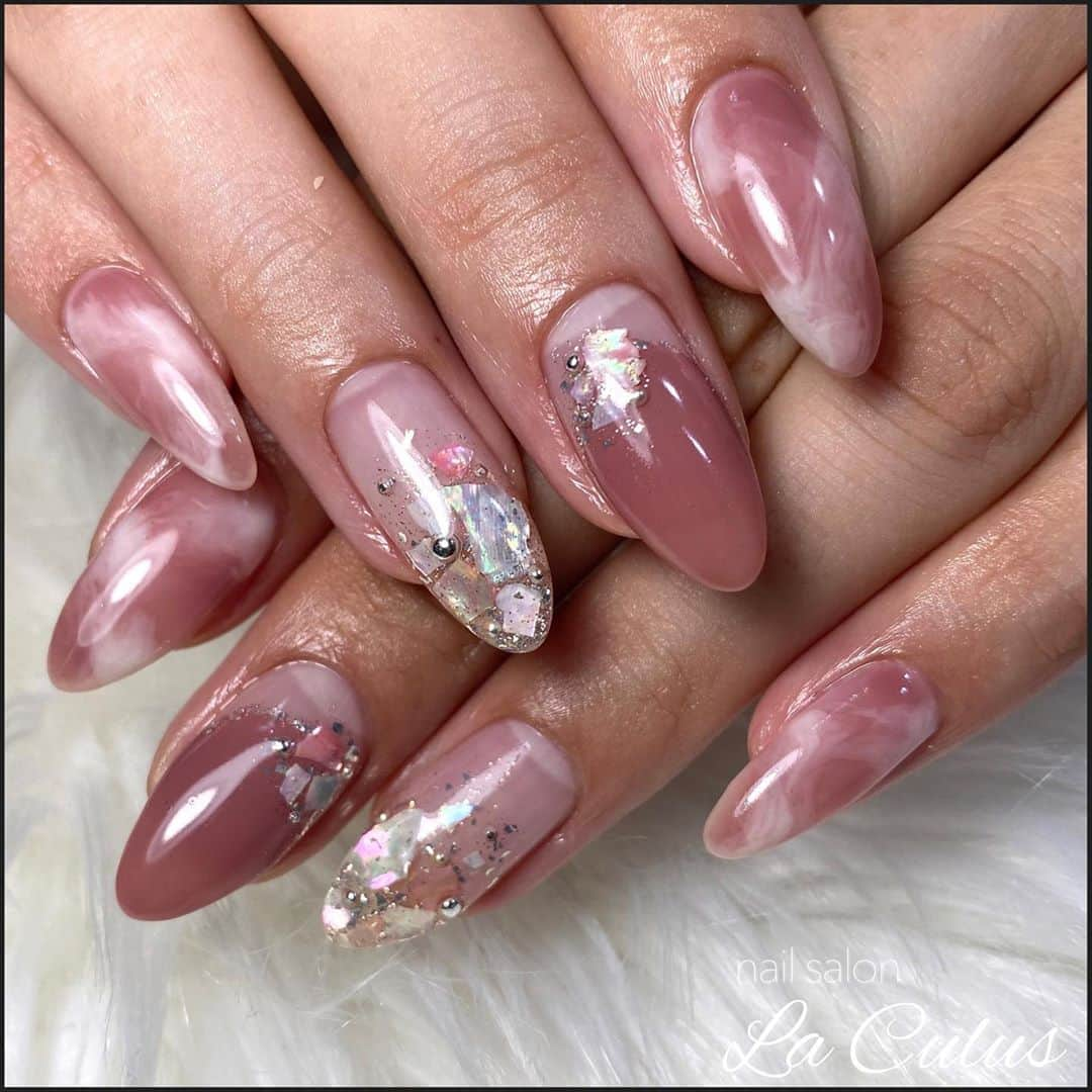 Mihoさんのインスタグラム写真 - (MihoInstagram)「nails. . . 秋色でマーブルやフレンチ、シェルも合わさって、素敵でした〜🧡🧡🧡 . . ◆オフ込み1.5時間 ◆丁寧ケア付き ◆1ヶ月以内のご来店で¥500-引き (キャンペーンデザインは適用外) . . . 🔸　#ルビケイト導入サロン　🔸 カビ・菌から塗り爪を守り、グリーンネイル(バクテリアルネイル)の予防ができる、ルビケイト🦠🤛✨ 追加料金無しで、全てのお客様に使用しております♡ 繰り返しグリーンネイルになってしまう方や、"グリーンネイル"と言われ他店で施術を断られてしまった方も施術が可能です💅 お悩みの方は、一度ご相談ください🧡  #laculus  #フィルインサロン　#レオパード　#スターギャラクシー  . #ネイル #ジェル #ジェルネイル #ネイルアート #ネイルサロン #ネイルデザイン #三宮フィルイン #秋ネイル  #グリーンネイル対策#ネイルチップ #フィルイン#グリーンネイル #神戸 #三宮 #神戸元町 #大阪 #神戸ネイル #神戸ネイルサロン #三宮ネイルサロン #三宮ネイル . #nail #nails #nailart #beauty #kawaii」10月26日 0時45分 - la.source_nail