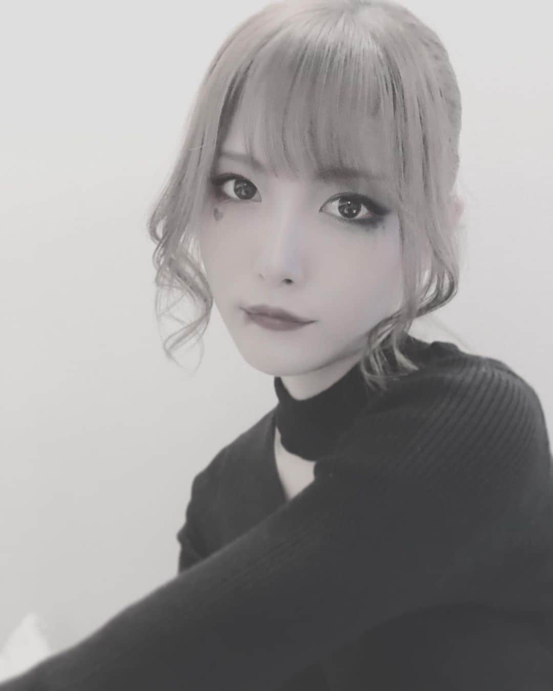 美沙玲奈のインスタグラム：「✦ よく遊ぶ子どもっちが最近SNOWにハマってくれてて 撮ってくれた〜😈💘 可愛く撮ってくれんと嫌だよ🥺??（笑）って言うと、 コレ可愛いから載せれると思うって言ってくれた🤟🏻ww ちなみに他のは全部ふざけてた🤣 見返して、おーーーい!!!wってなりました🥳平和🐾」