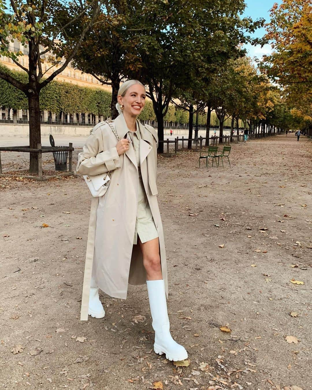 レオニー・ハンネさんのインスタグラム写真 - (レオニー・ハンネInstagram)「Let’s discuss white boots... 🤗🍂 Anzeige/Tag」10月26日 0時49分 - leoniehanne