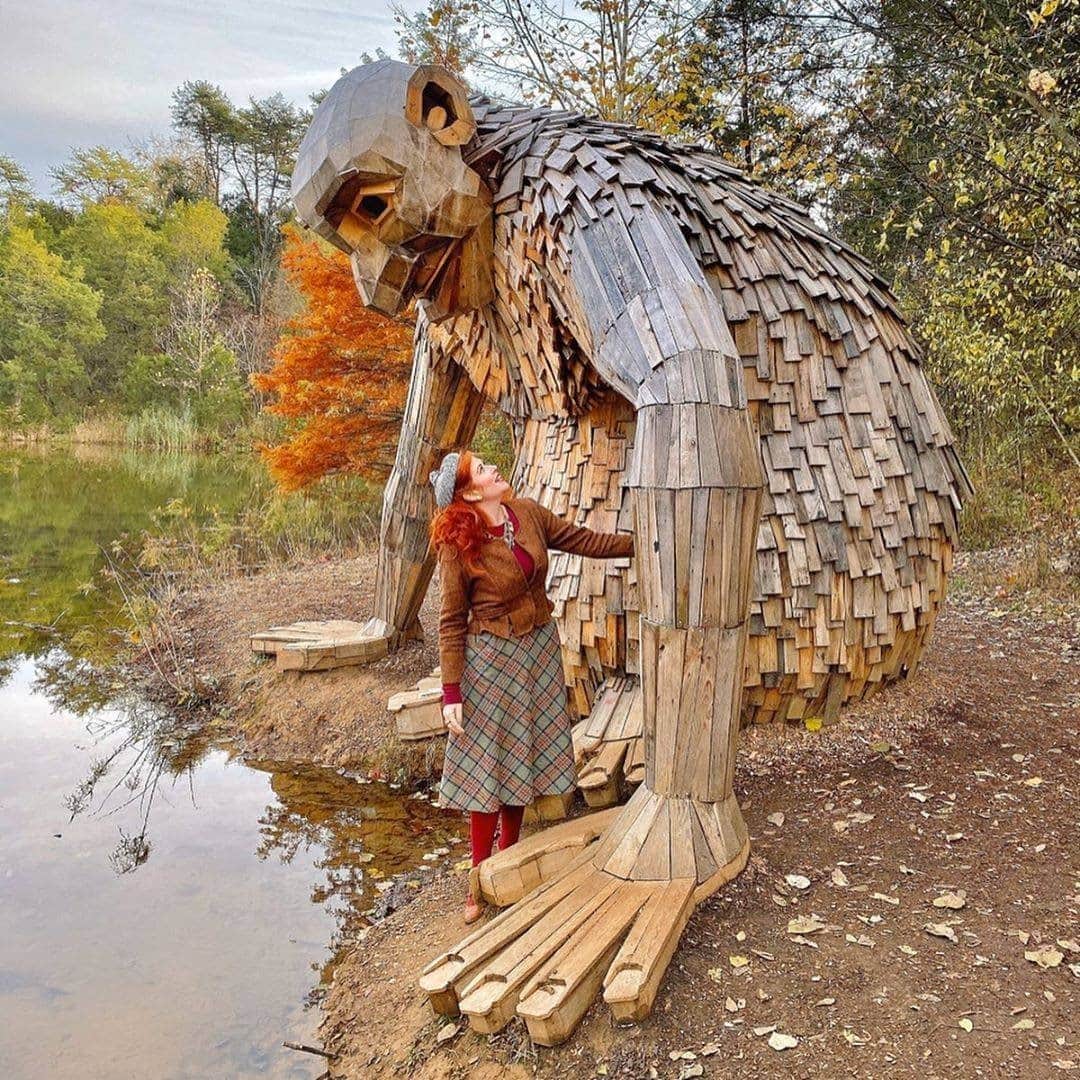 Visit The USAさんのインスタグラム写真 - (Visit The USAInstagram)「"Tracking down the 'giants' at Bernheim Forest just south of Louisville, Kentucky. Danish artist, Thomas Dambo was commissioned to create the three wooden giants that now inhabit the park." Tag a friend you would search the forest for giants with! #VisitTheUSA 📸 : @thenotsolongtrailer」10月26日 1時00分 - visittheusa