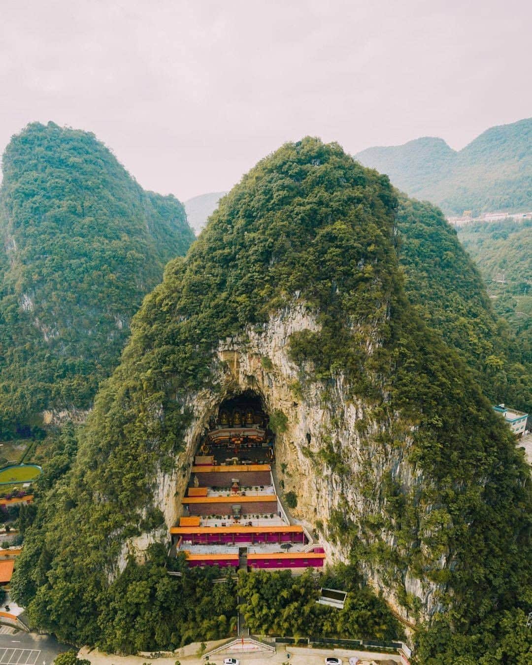 Discover Earthさんのインスタグラム写真 - (Discover EarthInstagram)「Do you think you would like to live in a cave ? "In Guizhou province southwest China, some people still live in caves, called cave tribes. It is the only surviving cave tribe in Asia   🇨🇳 #discoverchina with @cocoanext    #cavepeople #china #guizhou」10月26日 1時00分 - discoverearth