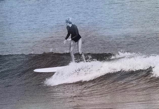 トリ・プラバーのインスタグラム：「It’s been a while since I got on a board... but that magic and feeling of overwhelming happiness never goes away🤍」