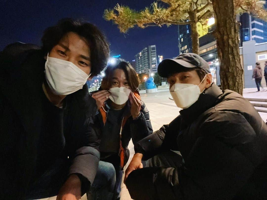 キム・ジニョプさんのインスタグラム写真 - (キム・ジニョプInstagram)「거 오랜만이요 한승주샘  #해운대 #부산국제영화제 #biff #빛나는순간 #청산유수 #배우 #지현우 #김진엽 #기타리스트 #사에 #사거리그오빠」10月26日 0時53分 - hanseungw0n