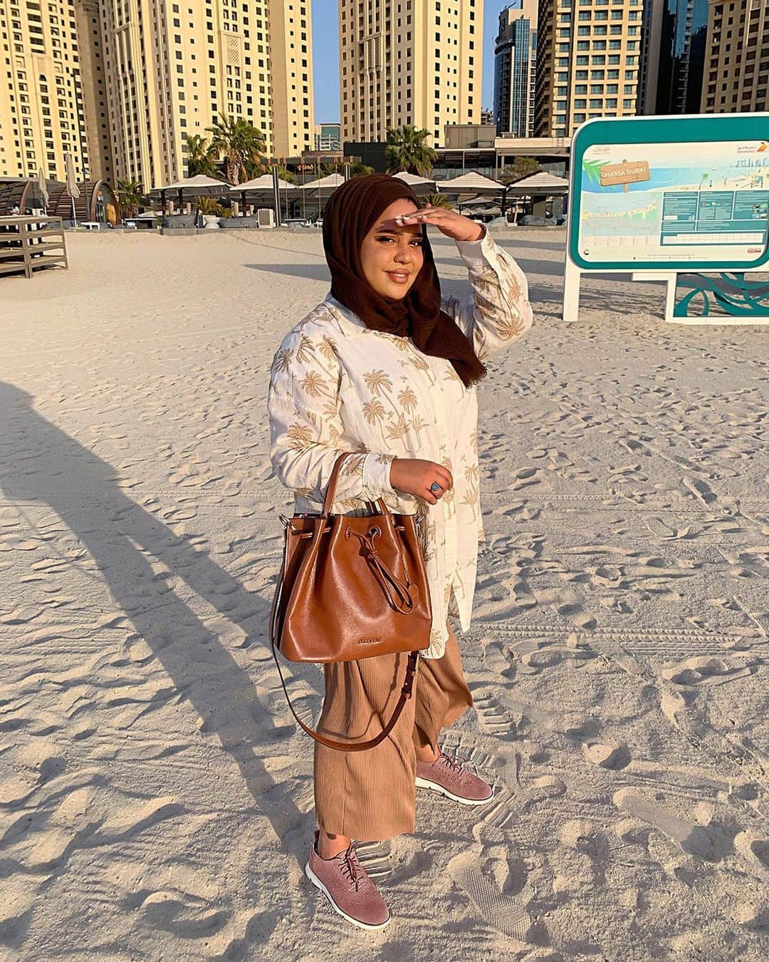Cole Haanのインスタグラム：「Makeup artist Hala shows off a beauty look inspired by the earth tones of our 4.ZERØGRAND Oxford in Burlwood. 😍」