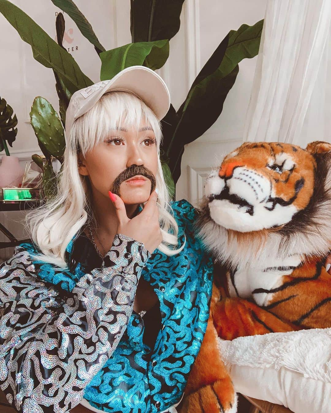 Lauren Riihimakiさんのインスタグラム写真 - (Lauren RiihimakiInstagram)「new #hallaurween vid is full send LOL go leave a comment on the vid saying Carole Baskin sent u 🐅」10月26日 1時18分 - laurdiy