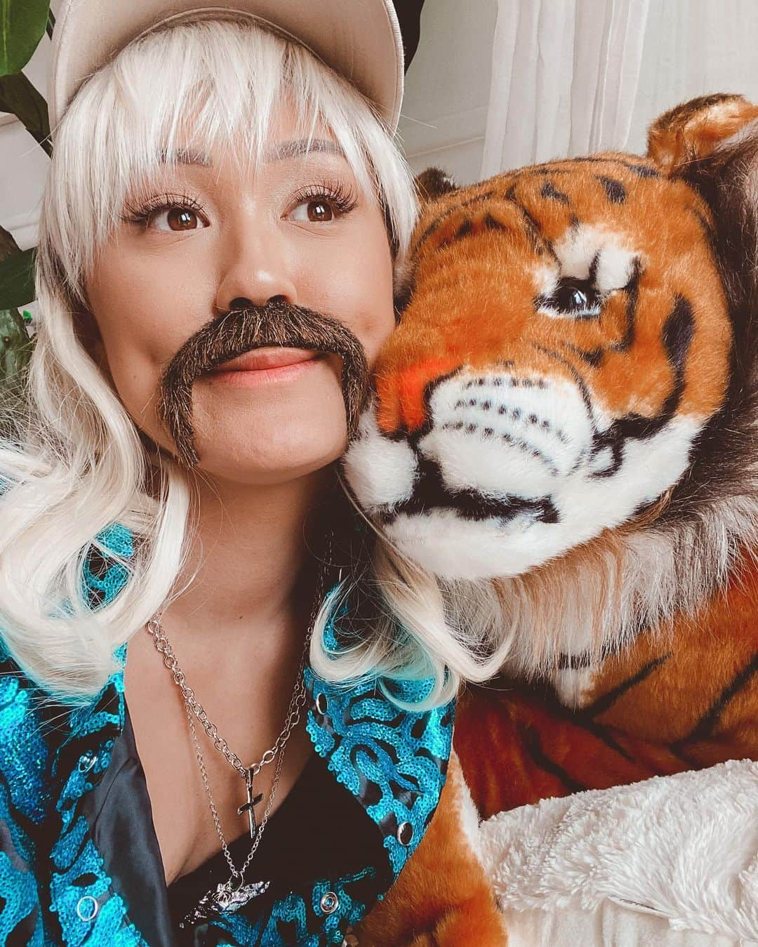 Lauren Riihimakiさんのインスタグラム写真 - (Lauren RiihimakiInstagram)「new #hallaurween vid is full send LOL go leave a comment on the vid saying Carole Baskin sent u 🐅」10月26日 1時18分 - laurdiy