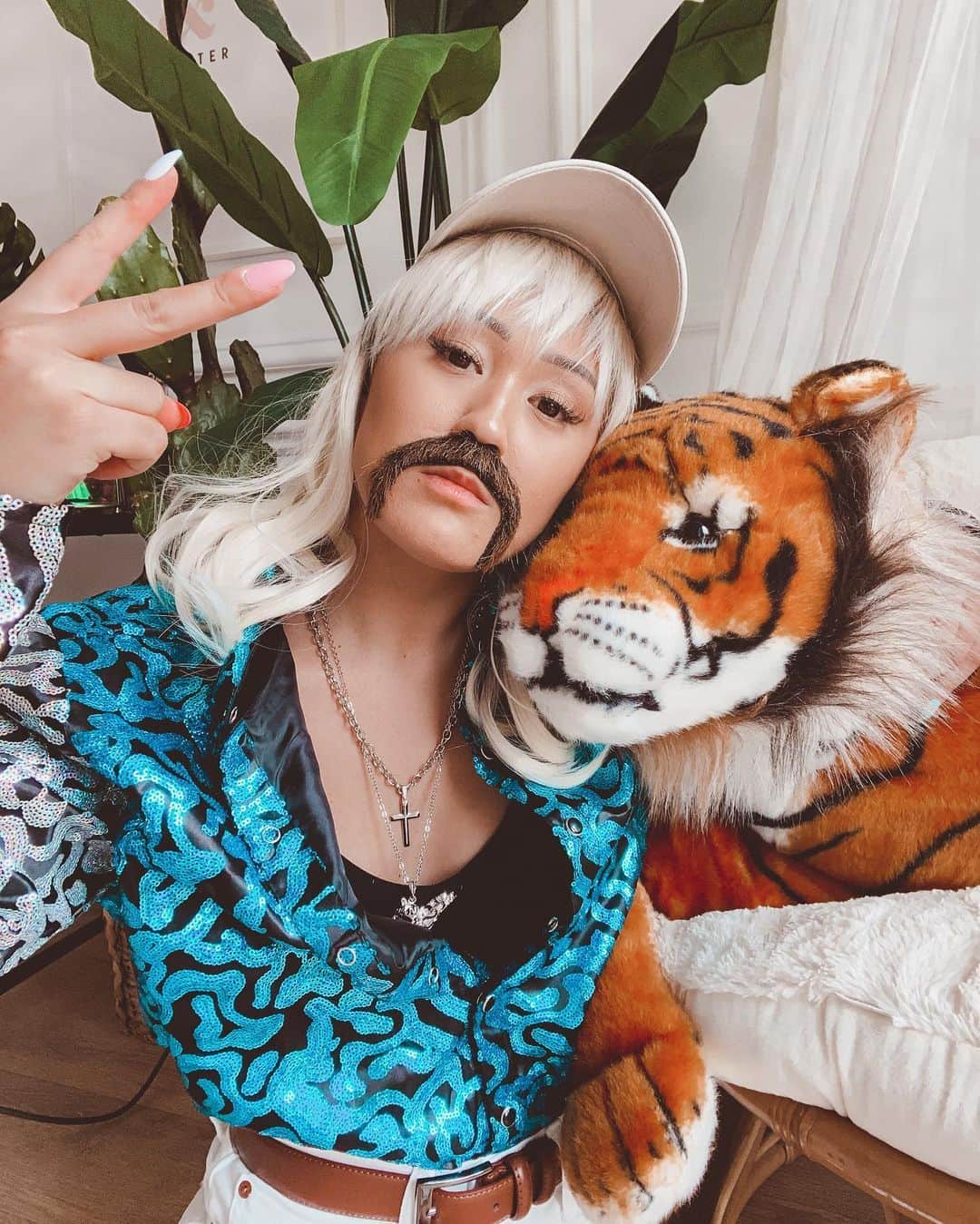 Lauren Riihimakiのインスタグラム：「new #hallaurween vid is full send LOL go leave a comment on the vid saying Carole Baskin sent u 🐅」