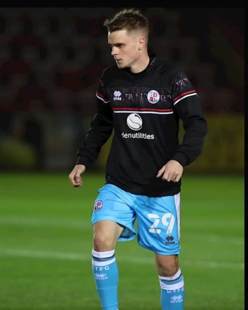 ジェイク・ヘスケスのインスタグラム：「Looking forward to the season ahead @officialcrawleytownfc ⚽️🤝」