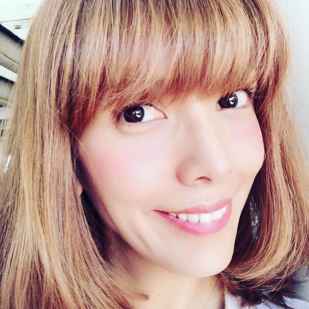 SHEILAさんのインスタグラム写真 - (SHEILAInstagram)「ながーい間、美容院に行ってません。 金丸さん、もう私を忘れたよね。 記憶がかなり抜けています。 くも膜下になってから私の人生は変わりました。 入院していたことも全く覚えてません。 仕事関係は全て辞めました。　 子供達と旦那さんと毎日一緒にいられるのが今は幸せで大事なんです。　 主婦も大変。 車椅子だから余計に。 とにかくずーっと家にいます。　 リハビリ以外は 何ヶ月も出てません。 不思議とお茶も旅もしたくありません。 口が痛いのが辛いです。 食べれない。 バワーもでない。 最近は鹿児島にいる従姉妹と良く話します。 楽しい。 あと幼馴染み、笑 芸能人では、陣ちゃんと松村さん、相川七瀬ちゃん、サッカーのゆみなみちゃん、バドのれいちゃん、ほしのあきちゃん、東原亜希ちゃん、ミキティ、はまじゅん、とおる兄さん。 みんな優しくて❤️❤️❤️  幼馴染みのAkeと弟は私の人生で欠かせません。　　 今やりたいことは、　 自分で歩いて散歩です。 ハニーが一緒なら尚嬉しい。 いつもリハビリに付き合ってもらいます。 お風呂もハニー。 彼がいないと生きていけまん。 家族全員と散歩とか、鼻血が出ちゃいます❤️❤️❤️ また冬が来ちゃう。 私は色々気付くのもやるのも遅いんです。 本当、ダメダメです。  #sheila  #くも膜下出血 #右目 #が #見えない #口が #凄く #痛い　 #後遺症」10月26日 1時18分 - sheichan16