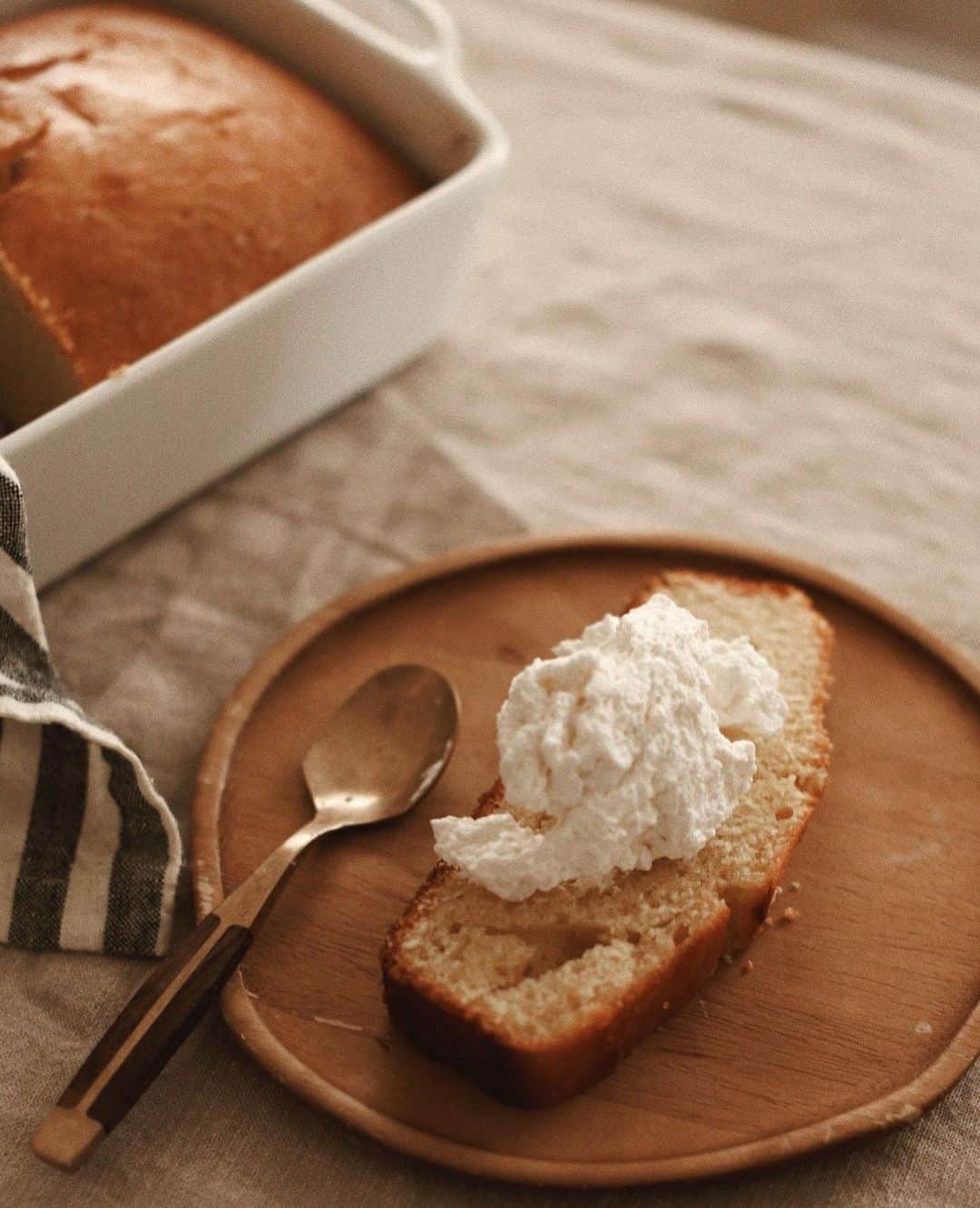 コートニー・ハルヴァーソンさんのインスタグラム写真 - (コートニー・ハルヴァーソンInstagram)「Baking season feels like it’s closer than ever - or maybe that’s because I’ve been watching plenty of #GBBO lately. So now I have to ask, which bake is your favorite here : honey spice cake, lemon yogurt cake, chamomile earl grey cake, or cinnamon coffee cake? #PLFbaking #baking」10月26日 1時16分 - prettylittlefawn