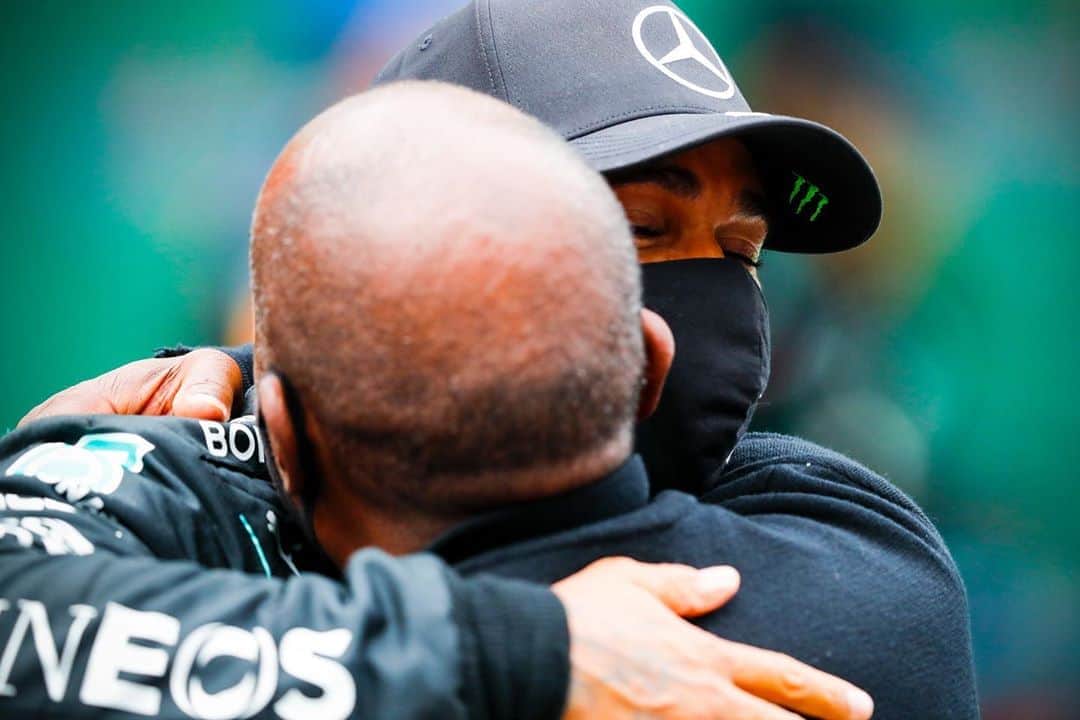 MERCEDES AMG PETRONASさんのインスタグラム写真 - (MERCEDES AMG PETRONASInstagram)「This moment. ❤️ Father and son.」10月26日 1時20分 - mercedesamgf1
