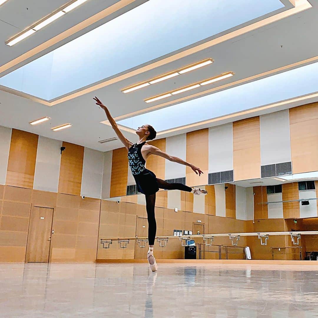 ダリア・イオノワのインスタグラム：「« to infinity and beyond !» 💫  _______________________________________  #spb #saintpetersburg #mariinsky #mariinskytheatre #mariinskyballet #mariinskydancer #vaganovastudents #ballet」