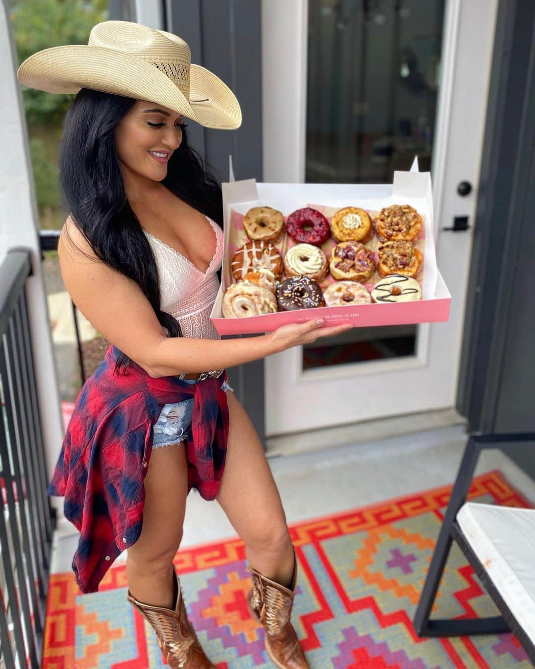 Jessica Arevaloのインスタグラム：「Which donut would you pick?😍😋 - This is my first time in Nashville and I’m in love! Y’all know my love for country music and WOW is there talent everywhere! I’ve never sang so much!😍 - Any recommendations while I’m here in Nashville?」