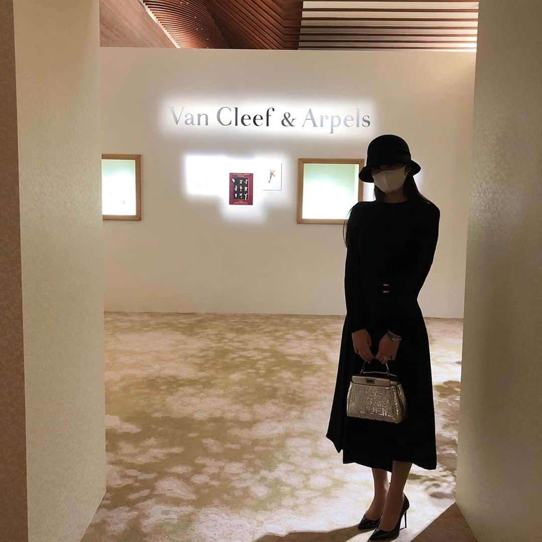 沙月のインスタグラム：「. . vancleefarpelsの展示会に招待して頂き、、❤︎ お母さんと行ってきたよ❤︎ . . . 素敵過ぎたよ、、💎 . . . #vancleefarpels  #vancleef  #ヴァンクリーフアーペル  #ヴァンクリ  #インターコンチネンタル大阪 #帽子にマスクで不審者」