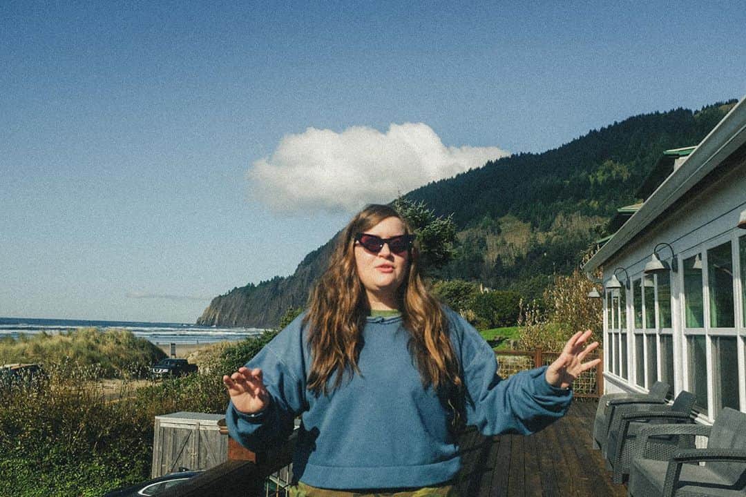 エイディー・ブライアントのインスタグラム：「☁️」