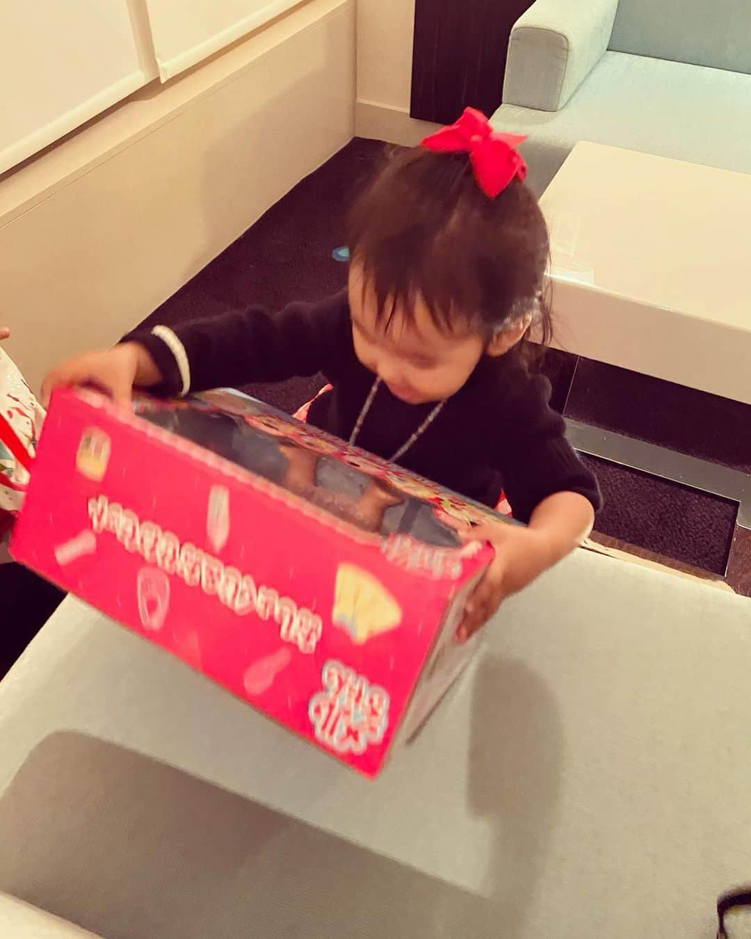 片山麻紀子さんのインスタグラム写真 - (片山麻紀子Instagram)「. さらちゃん2才のお誕生日おめでとう🎈✨﻿ （だいぶ前）﻿ ﻿ なんだか想いが溢れて 全然書けなかった。。。﻿ ﻿ ﻿ 大きくなったね✨﻿ ﻿ 毎日一緒だとそのサイズにも見慣れてしまうけれど﻿ ﻿ こうして写真を見ると﻿ 本当は大きな風でも吹いたら飛ばされちゃうくらいまだまだ小さな身体で。﻿ ﻿ 繋いだ手もまだふわふわの小さなお手手で。﻿ ﻿ そしていつの間にかどんどん大きくなってしまって、こんなに毎日毎日一緒にいれた日々を想って﻿ ﻿ 時が巻き戻せない事を切なく想うんだね。﻿ ﻿ （そして私は成長の早さに一人ついていけず、泣く）﻿ ﻿ ﻿ 本当に、ママはこれからのあなたがたのしみで仕方ないよ！﻿ ﻿ たった2年で、こんなにキャラ濃く﻿ 面白く育って、一体誰から何を吸収したの？笑﻿  毎日笑わせてくれてありがとう😊 ﻿ これからもさらちゃんらしく。﻿ 楽しい毎日を過ごそうね♥️﻿ ﻿ ﻿ #頭から足の先まで愛おしい﻿ #happybirthday﻿ #20201010」10月26日 1時39分 - akiko810k