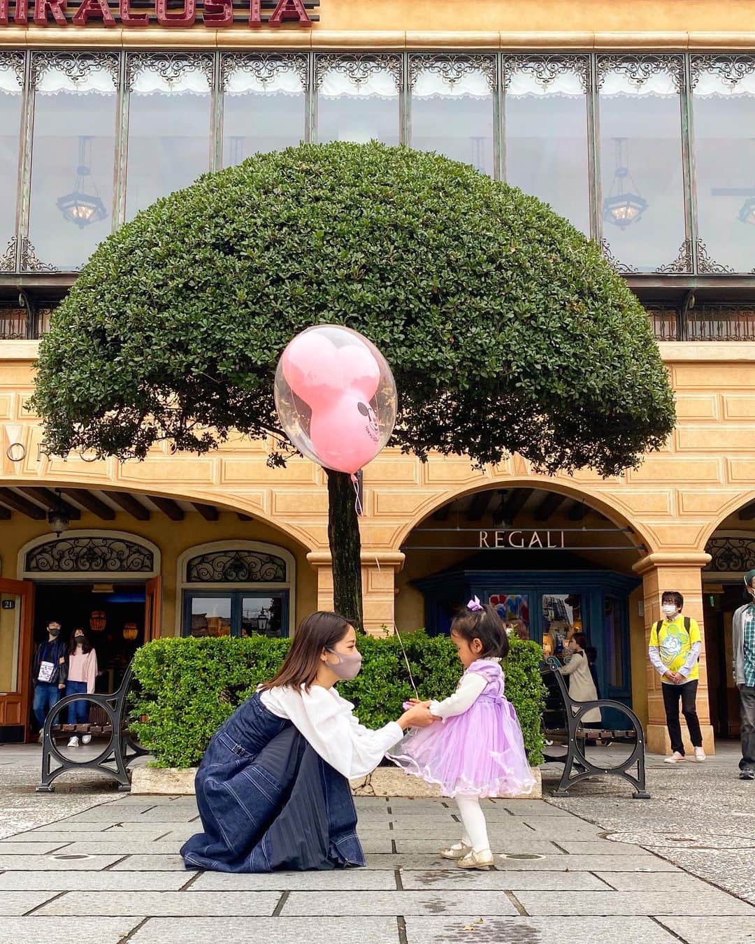 片山麻紀子のインスタグラム：「. さらちゃん2才のお誕生日おめでとう🎈✨﻿ （だいぶ前）﻿ ﻿ なんだか想いが溢れて 全然書けなかった。。。﻿ ﻿ ﻿ 大きくなったね✨﻿ ﻿ 毎日一緒だとそのサイズにも見慣れてしまうけれど﻿ ﻿ こうして写真を見ると﻿ 本当は大きな風でも吹いたら飛ばされちゃうくらいまだまだ小さな身体で。﻿ ﻿ 繋いだ手もまだふわふわの小さなお手手で。﻿ ﻿ そしていつの間にかどんどん大きくなってしまって、こんなに毎日毎日一緒にいれた日々を想って﻿ ﻿ 時が巻き戻せない事を切なく想うんだね。﻿ ﻿ （そして私は成長の早さに一人ついていけず、泣く）﻿ ﻿ ﻿ 本当に、ママはこれからのあなたがたのしみで仕方ないよ！﻿ ﻿ たった2年で、こんなにキャラ濃く﻿ 面白く育って、一体誰から何を吸収したの？笑﻿  毎日笑わせてくれてありがとう😊 ﻿ これからもさらちゃんらしく。﻿ 楽しい毎日を過ごそうね♥️﻿ ﻿ ﻿ #頭から足の先まで愛おしい﻿ #happybirthday﻿ #20201010」