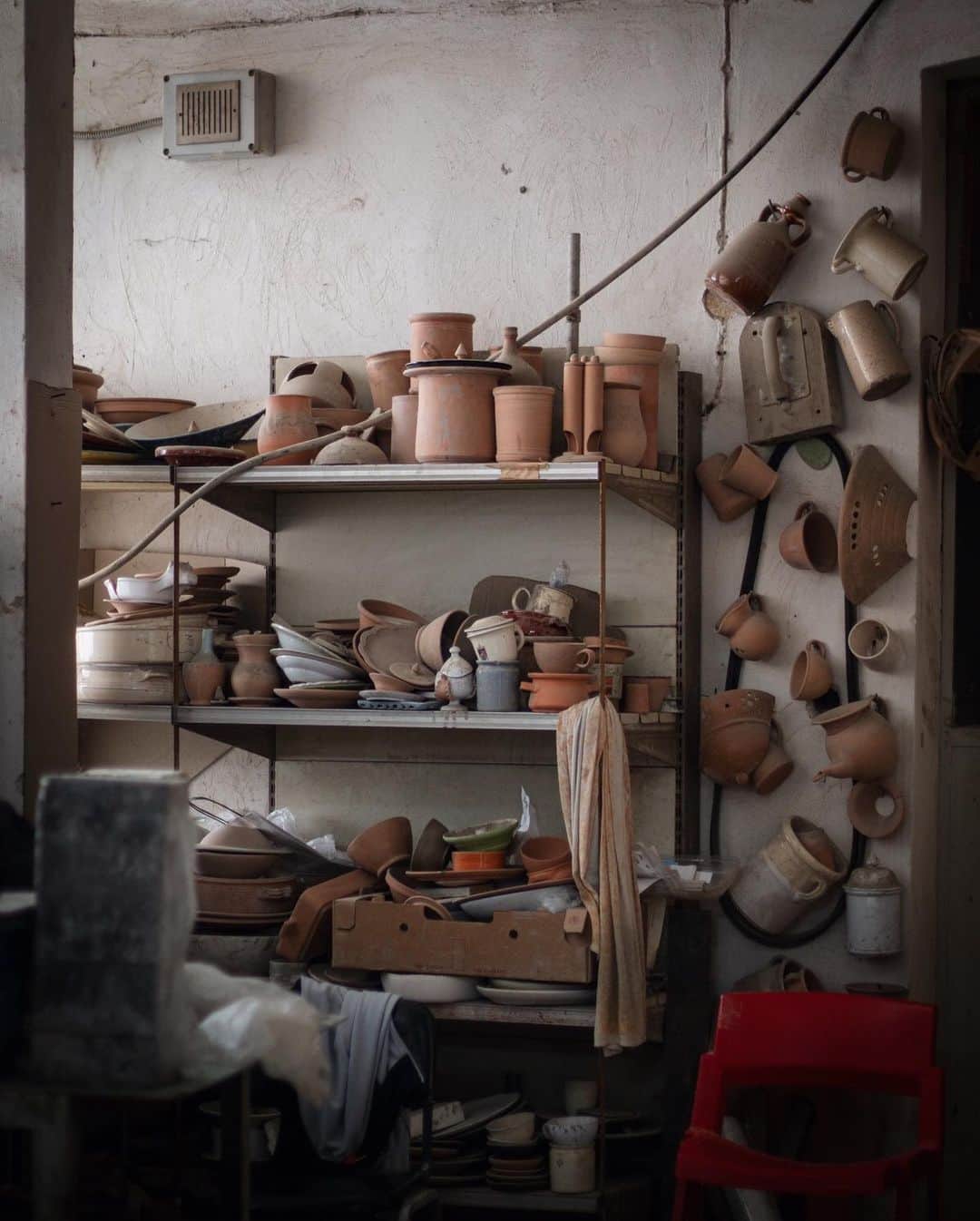 Saghar Setarehさんのインスタグラム写真 - (Saghar SetarehInstagram)「A walk down memory lane; I found these snaps from the studio of iconic ceramic maker in Puglia @fasanoceramiche_cnf from when I visited Grottaglie a couple of years ago.  ⠀⠀⠀⠀⠀⠀⠀⠀⠀ I love nothing quite like artists' and artisans' studios, and as I rummaged through these old photos today, when more closures and anti-Covid measurements have just been imposed, I couldn't help but feel extremely worried for all the artists, and artisans, restauranteurs, and small hotel owners and all those many other people who are affected. As a matter of fact I think only a small fraction of people here Italy, that are not effected by this all.  ⠀⠀⠀⠀⠀⠀⠀⠀⠀ The numbers are terrifyingly high again, and I didn't think I would experiment this PTSD over what we went through in March and April, but I am. Let's just wear outs masks all the time, respect the regulations and protect each other. If I'm repeating this again and again, it's really because I'm scared.  ⠀⠀⠀⠀⠀⠀⠀⠀⠀ One day, we'll look back at this and think "whooh, we did make it through that in the end, didn't we?" ⠀⠀⠀⠀⠀⠀⠀⠀⠀ #FlavorsAndEncounters #Covid19」10月26日 1時46分 - labnoon