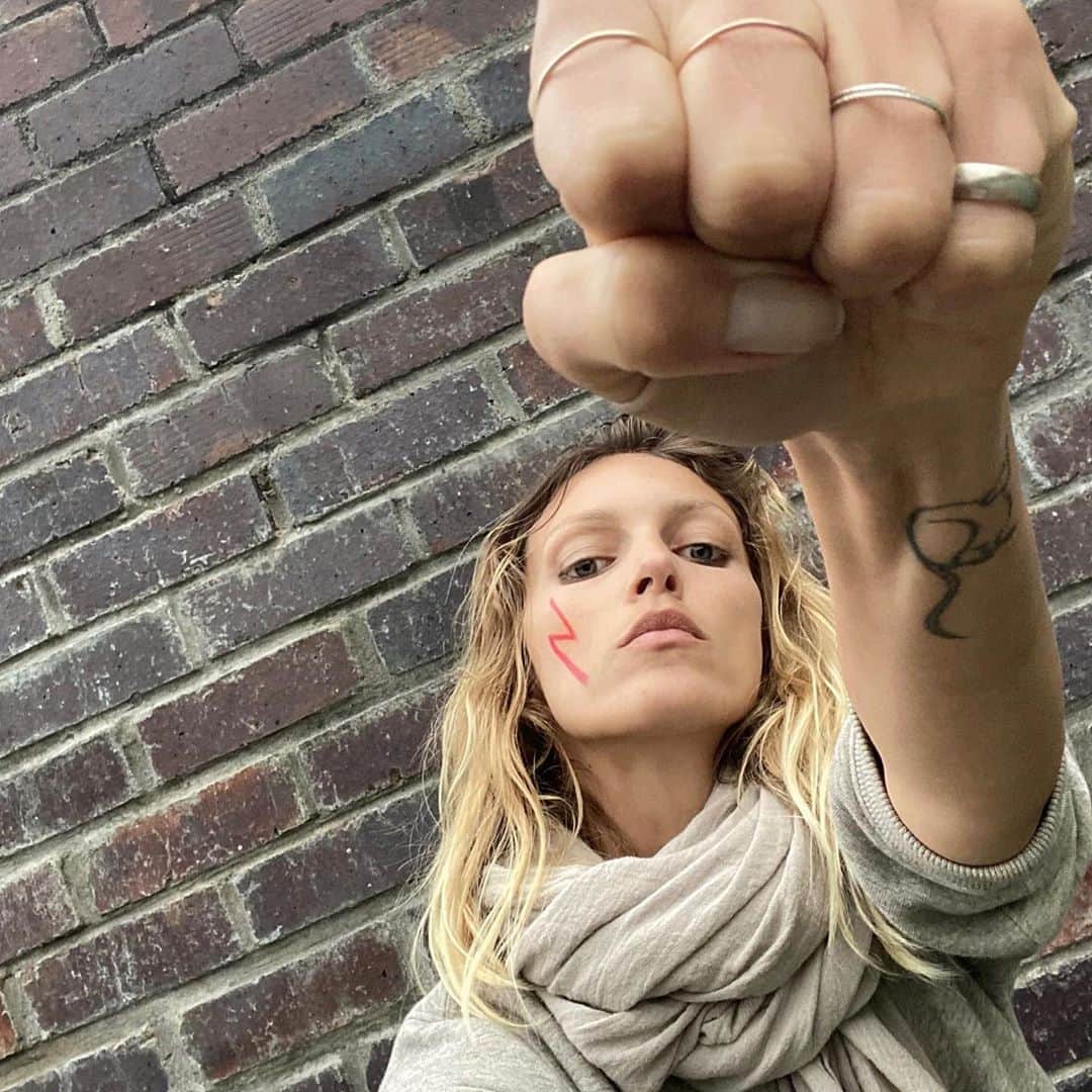 アニヤ・ルービックのインスタグラム：「ENG below 👇 DZIEŃ 3 - jestem wkurwiona! Przeszłam już etap 1- szoku 2 - bezsilności i smutku, teraz jestem najzwyczajniej wściekła! Jakim prawem skazują Polki i polskie rodziny na cierpienie i męczarnie! Jak można zmuszać do rodzenia zdeformowanych płodów! Jakim prawem ingerują w nasze najbardziej prywatne decyzje życiowe! Od wczoraj, na stories, zamieszczam wasze filmy i zdjęcia z protestów z całej Polski i Polonii z całego świata! Jestem z Was dumna! Łączymy się we wspólnej walce ! #wyroknakobiety #strajkkobiet #powiedzkomuś ✊✊✊✊✊#piekłokobiet #prawakobiet #prawaczłowieka #strajkwszystkich  ENG 👇 DAY 3 - I'm pissed off!  I've already gone through stage 1- Shock and disbelief 2 - helplessness and sadness, now I'm just furious! How can they condemn polish women and polish families to such pain and suffering? How can they force women to give birth to deformed fetuses? Since yesterday I am posting your films and images from protests all over Poland and the world! We are united in this fight! We won’t give up!」